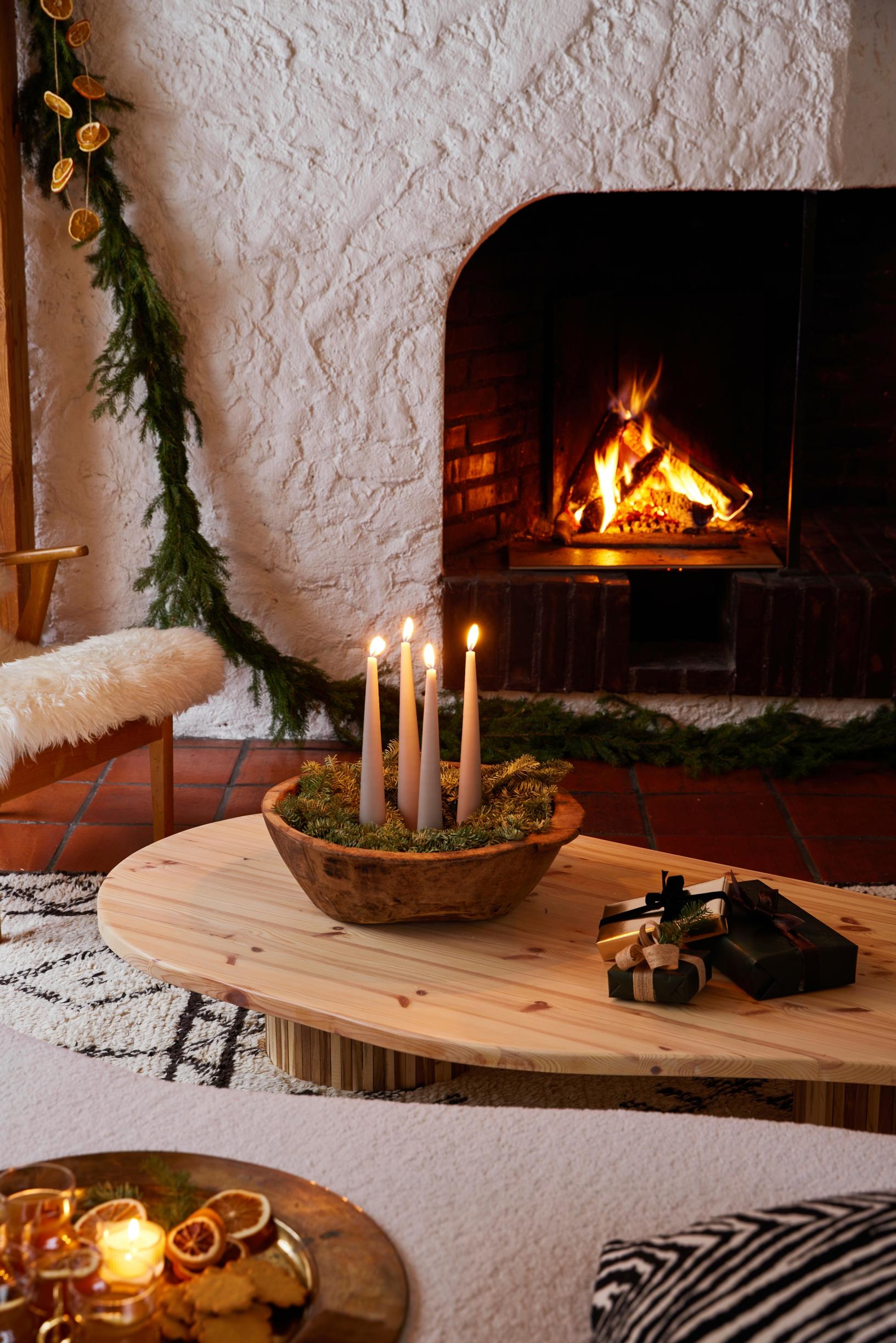 Adventtikynttilät vadilla.