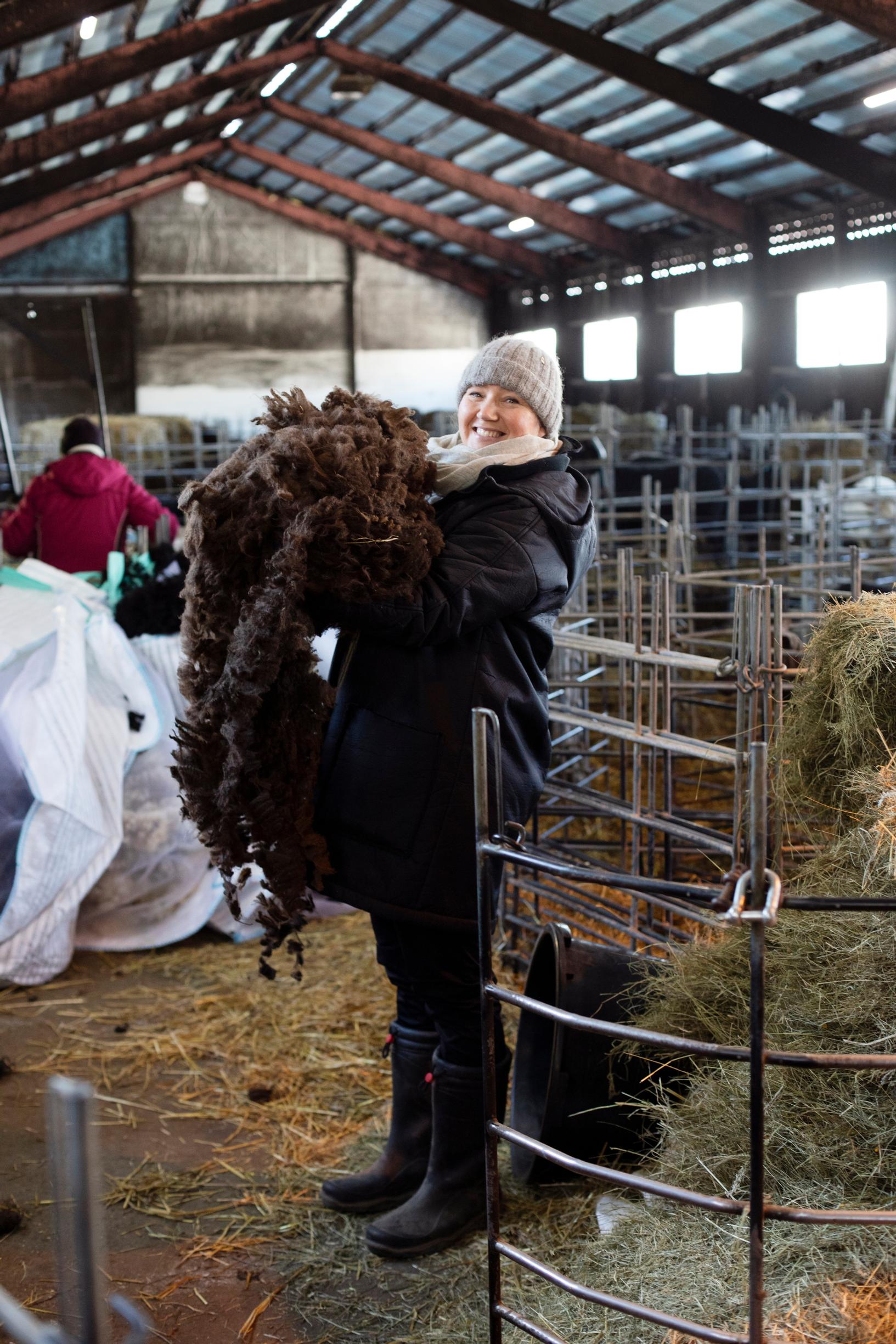 Jaana Hjelt nostaa villakasaa