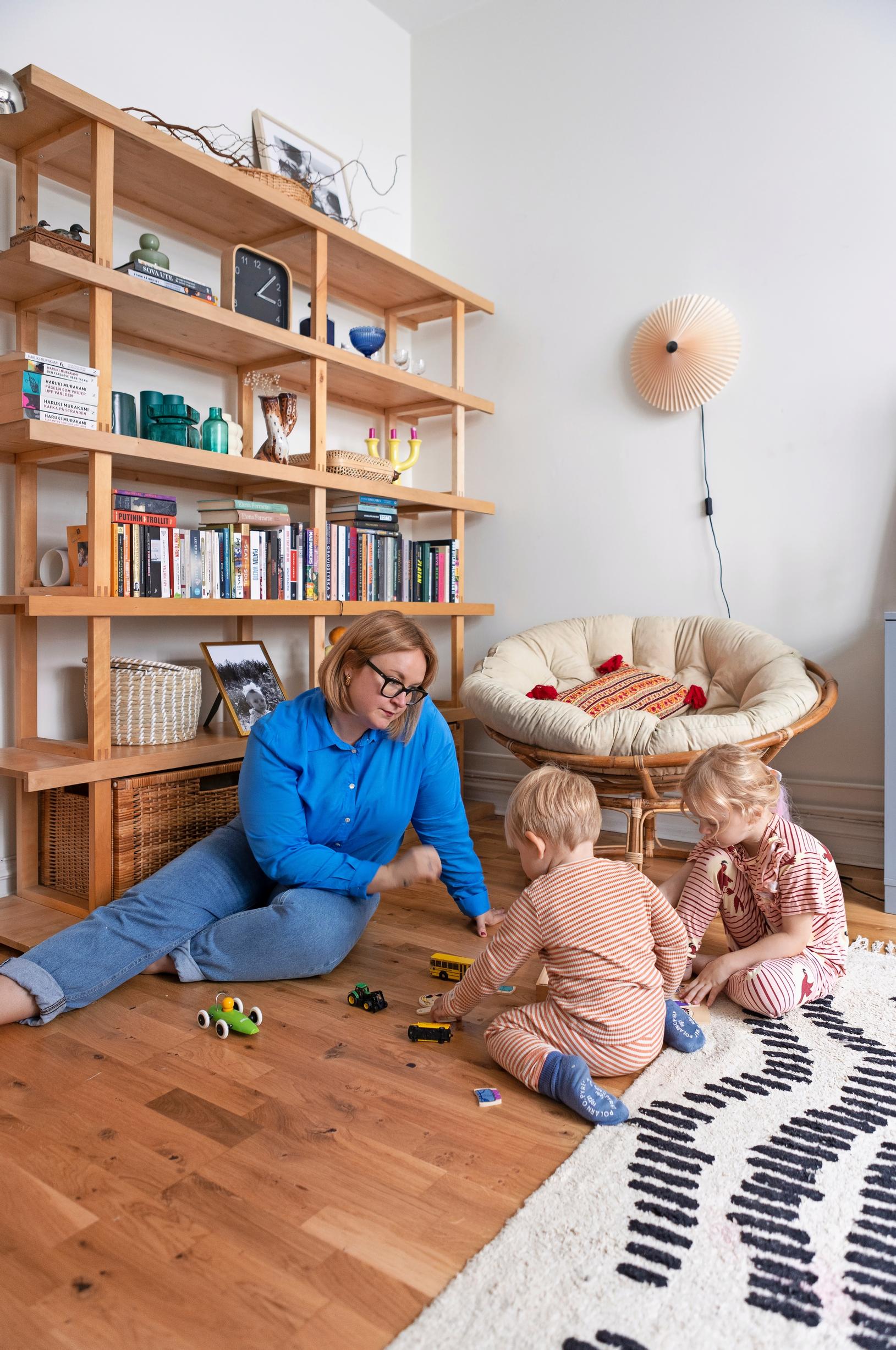 Anniina Urho istuu lastensa kanssa lattialla