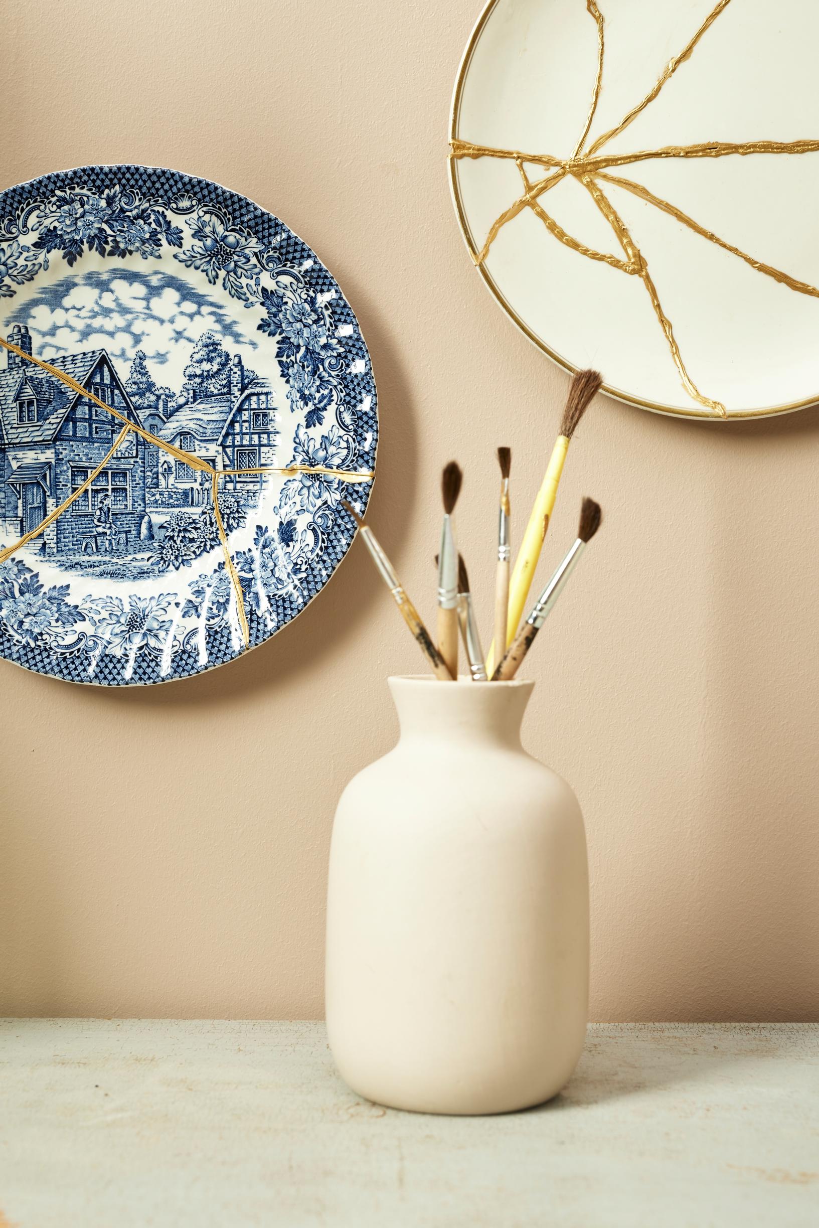 Kintsugi-tekniikalla korjattuja koristelautasia