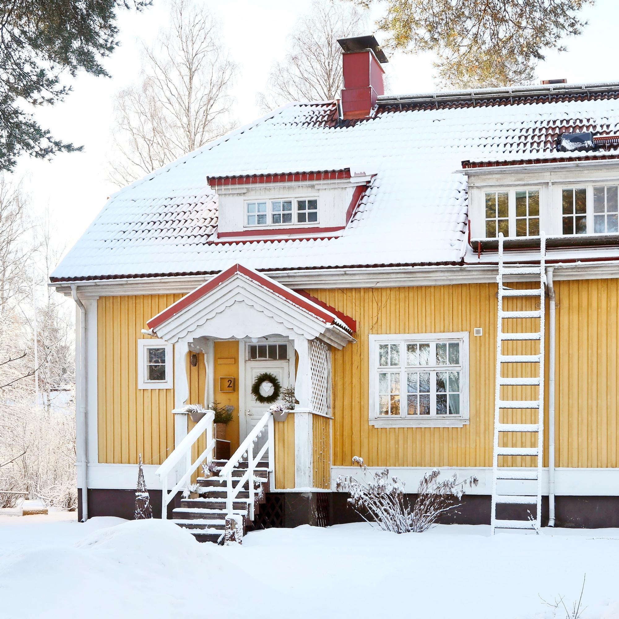 Pönttöuunit, ruutuikkunat ja kaikki! Jemina ja Moose löysivät juuri täydellisen vuokrakodin 1920-luvun puurivitalosta