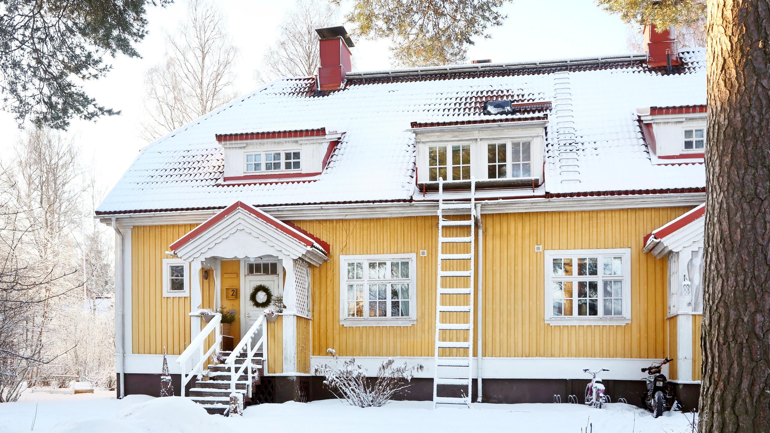 Pönttöuunit, ruutuikkunat ja kaikki! Jemina ja Moose löysivät juuri täydellisen vuokrakodin 1920-luvun puurivitalosta