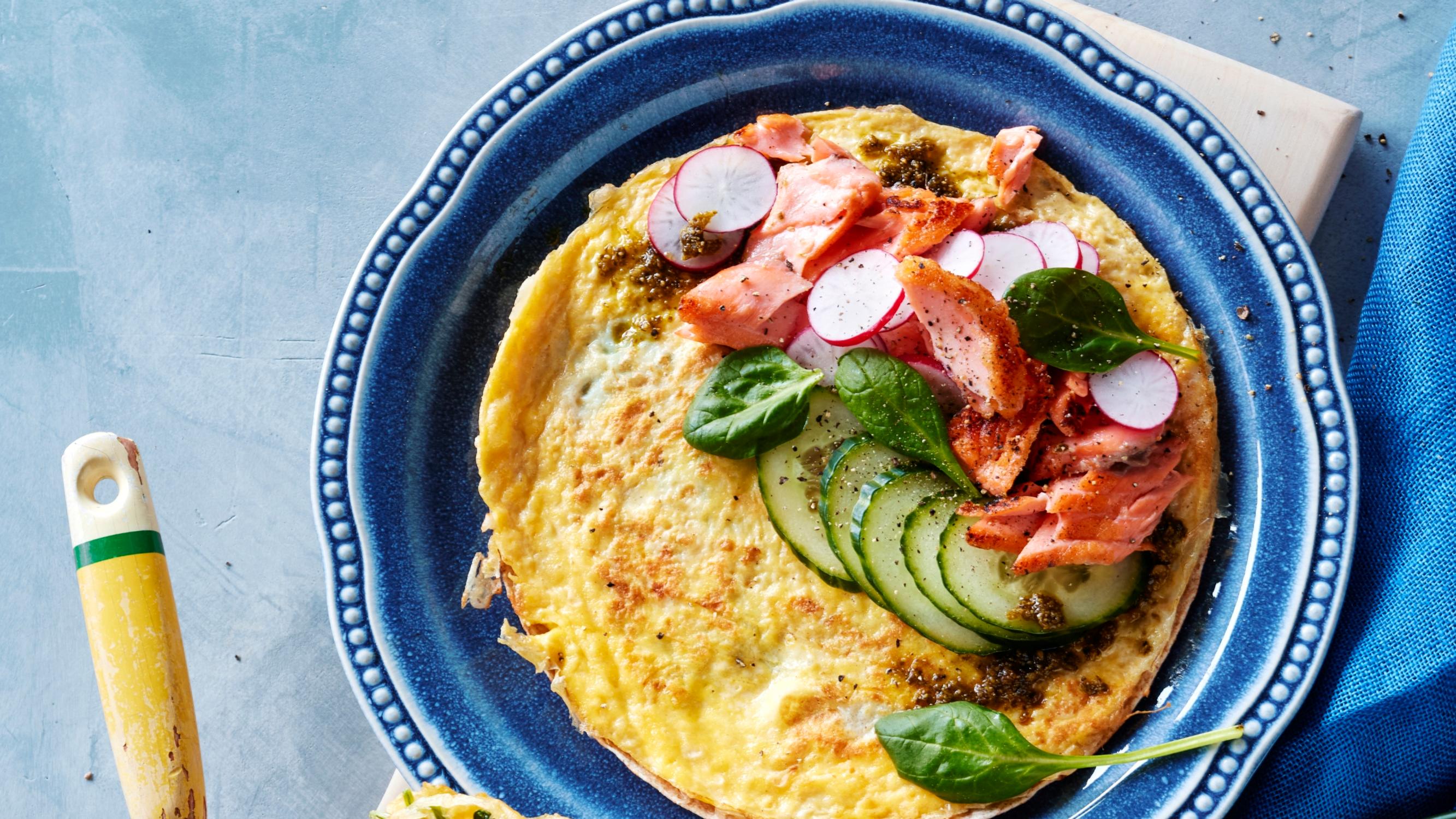 Lohi-munakastortilla – paista munat ja tortilla pannulla yhteen & täytä lohella ja vihanneksilla!