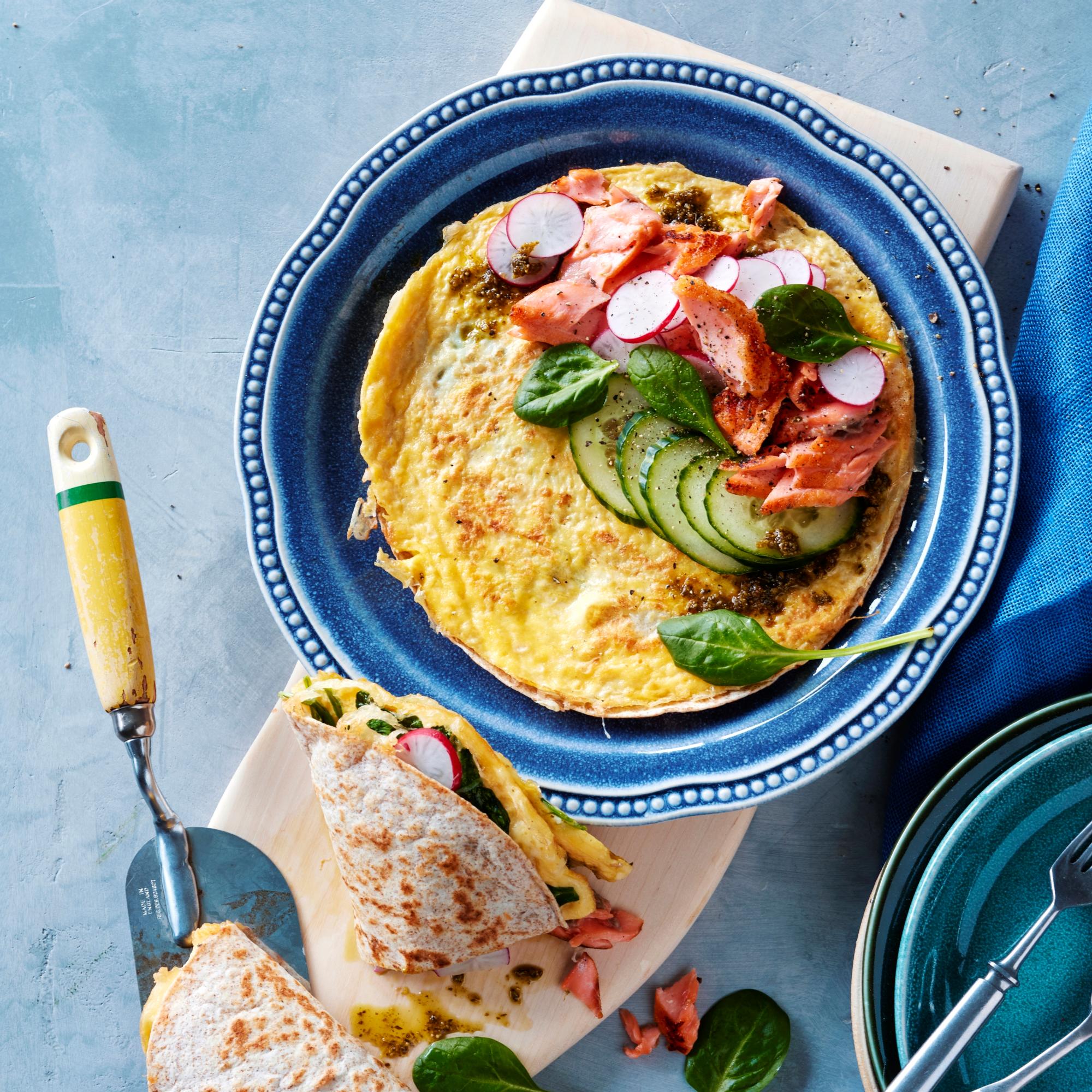 Lohi-munakastortilla – paista munat ja tortilla pannulla yhteen & täytä lohella ja vihanneksilla!