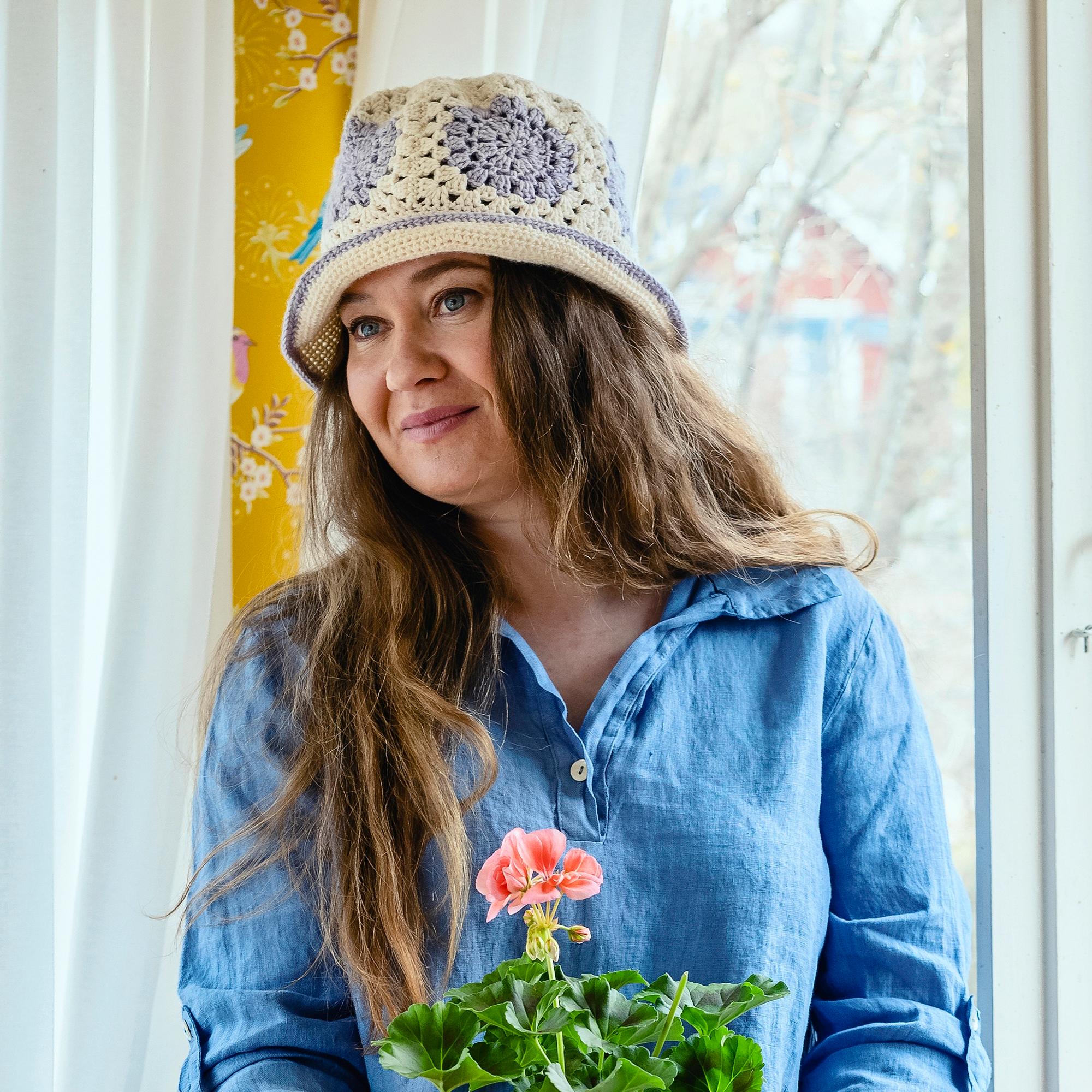 Virkattu hellehattu – viileä kesähattu syntyy nopeasti isoäidinneliöistä