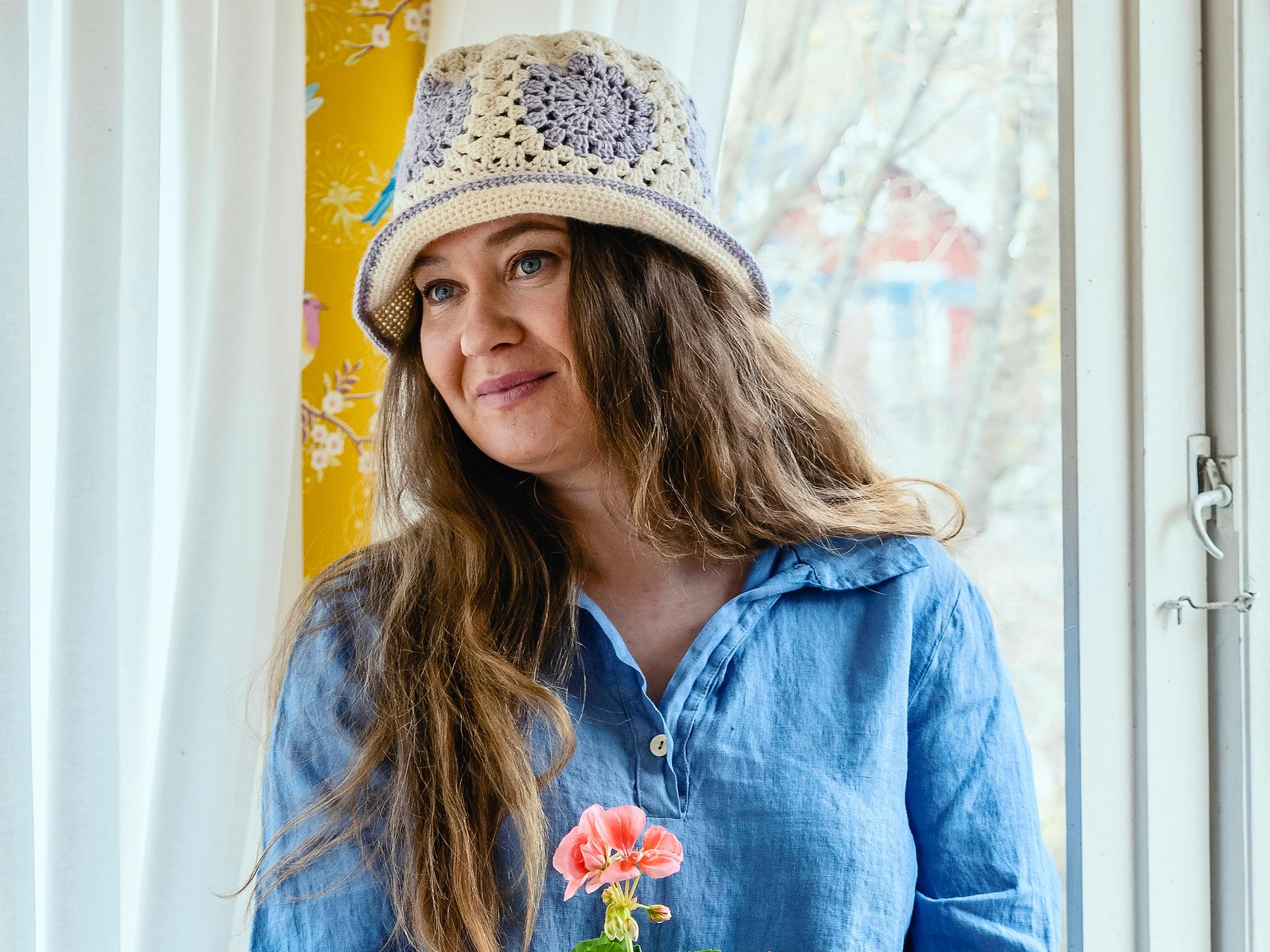 Virkattu hellehattu – viileä kesähattu syntyy nopeasti isoäidinneliöistä