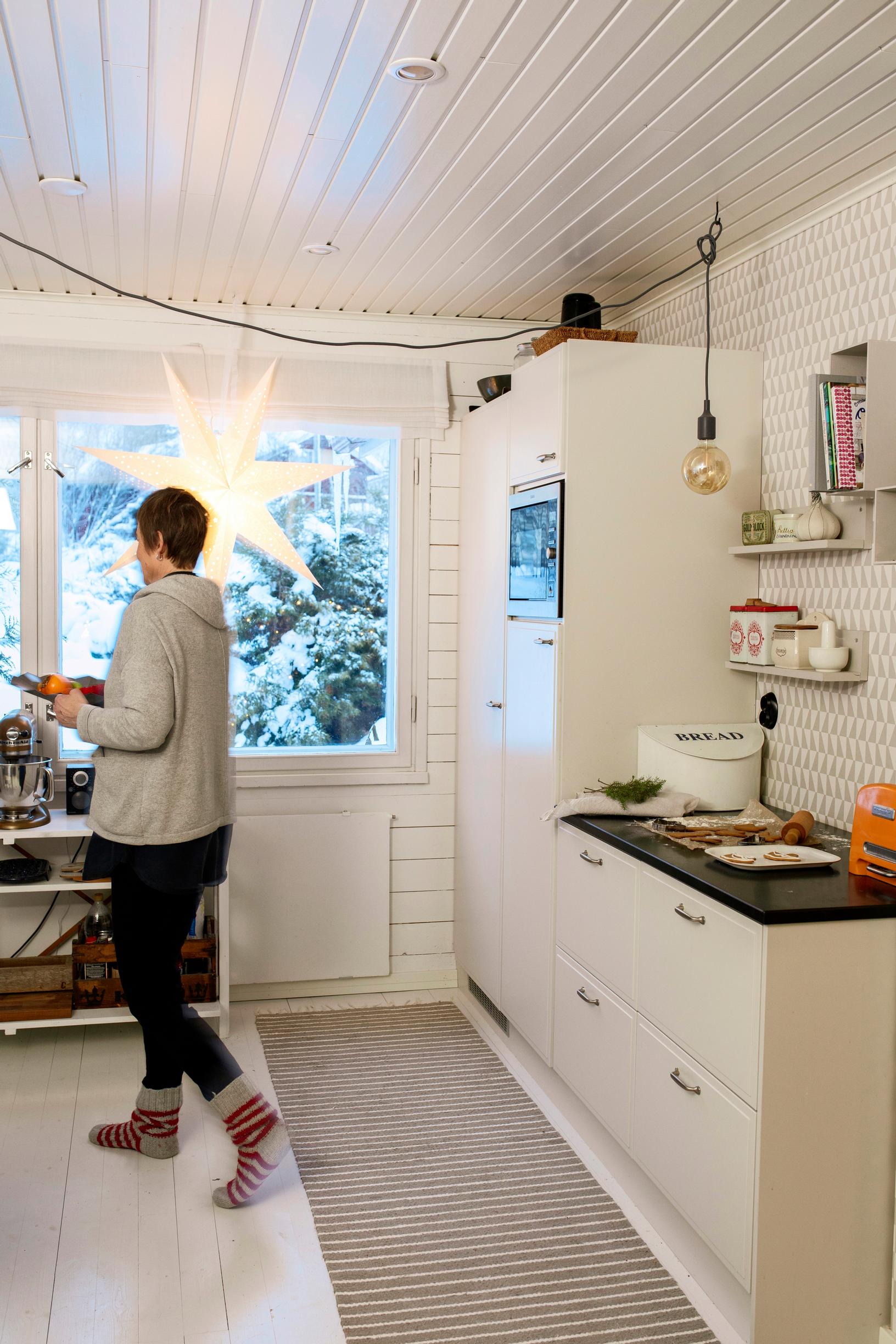 Vaalea ja moderni mökkikeittiö