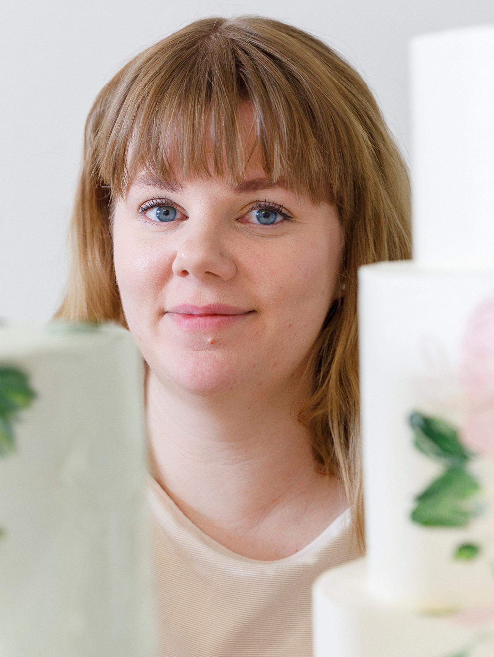 Kakku kuin maalaus! Kakkusankari Terhi Toikka valitsi leipomisen yliopiston sijaan ja loihtii nyt huikeita kukkatekstuurikakkuja