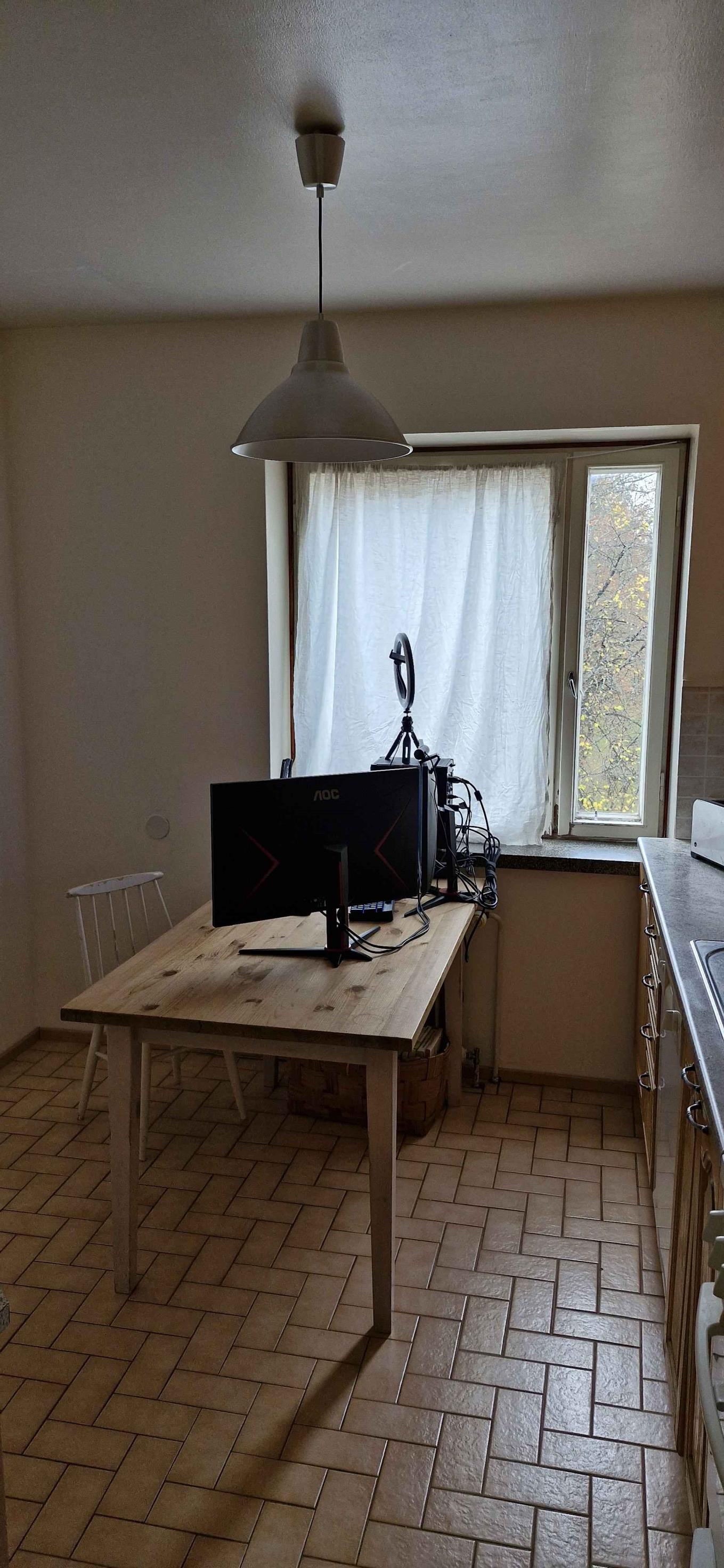keittiönpöytä, jossa tietokoneen ruutu