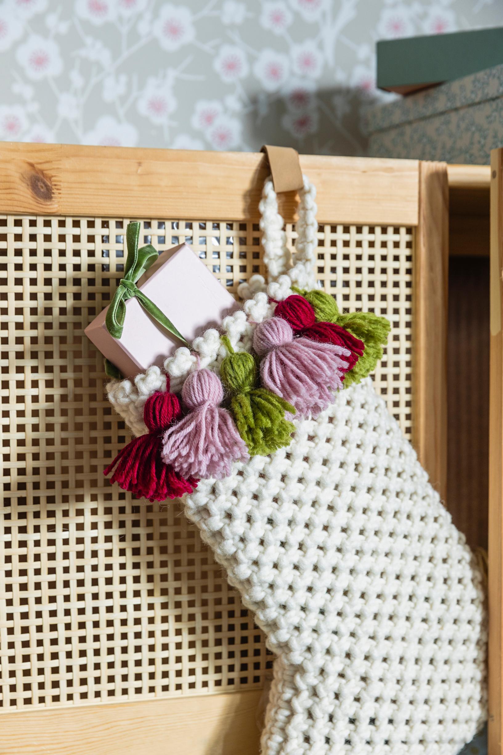 Eriväriset tasselit elävöittävät yksivärisen joulusukan ihanasti.