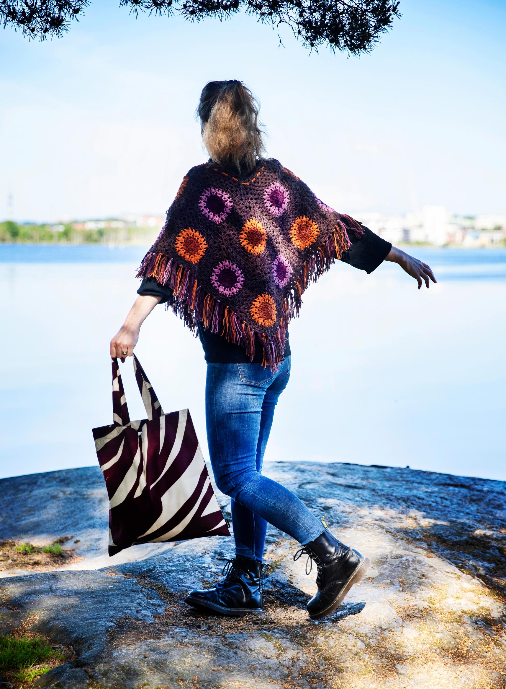 Virkattu poncho päällä