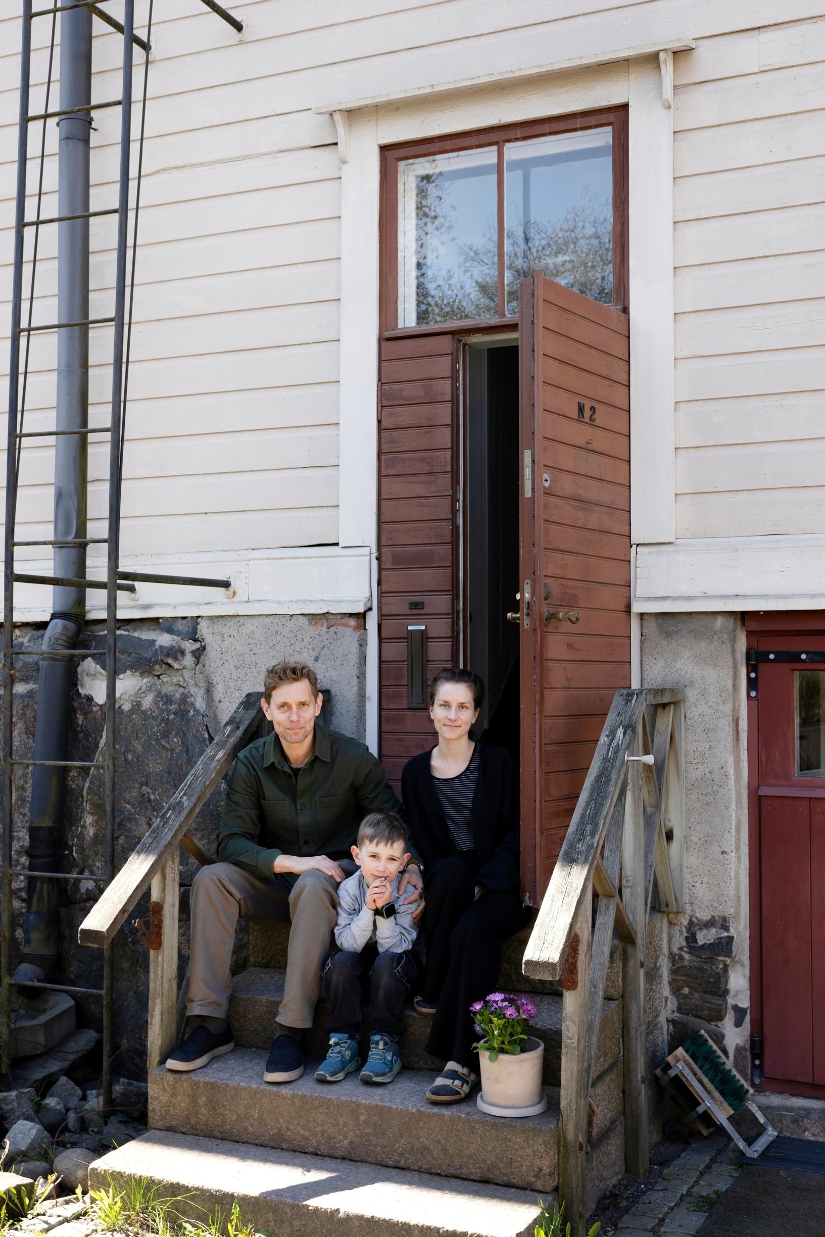 Aleksi Hautamäki ja Milla Selkimäki ja vuonna 1887 rakennettu neliö Ruoholahden villoilla Helsingissä