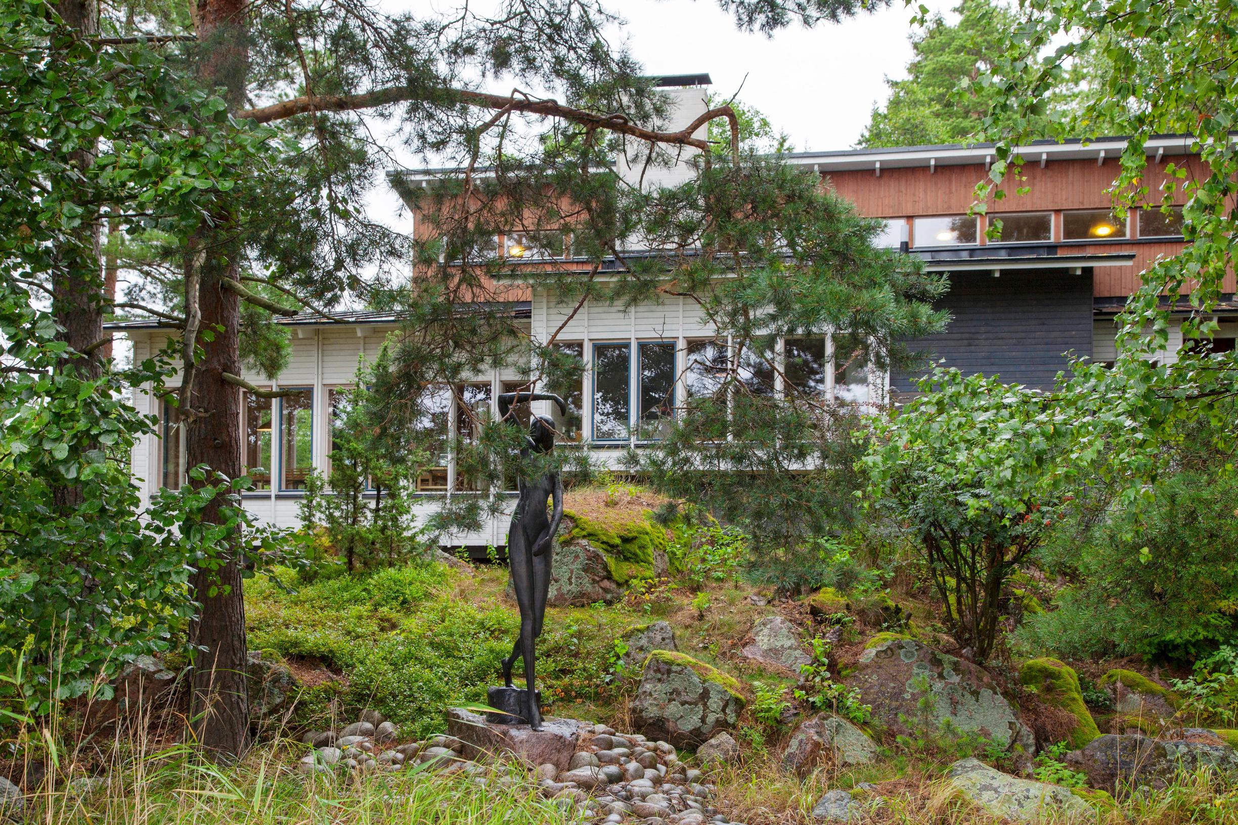 Laivatunnelmaa ja oma veistospuisto! Arkkitehti piirsi ystävilleen ainutlaatuisen saaristohuvilan