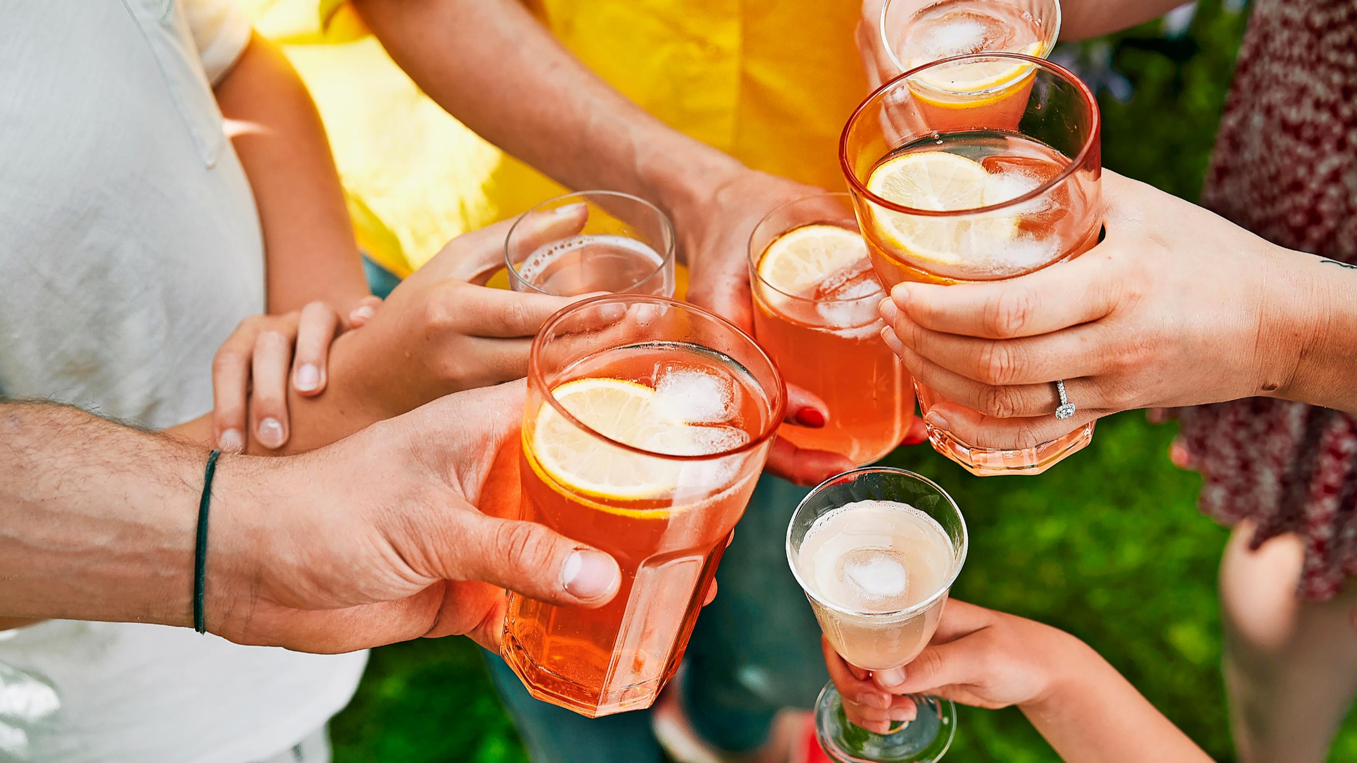 Raikas raparperi-inkivääri-spritz sammuttaa janon hellepäivänä – juhlajuoman saat lisäämällä kivennäisvettä!