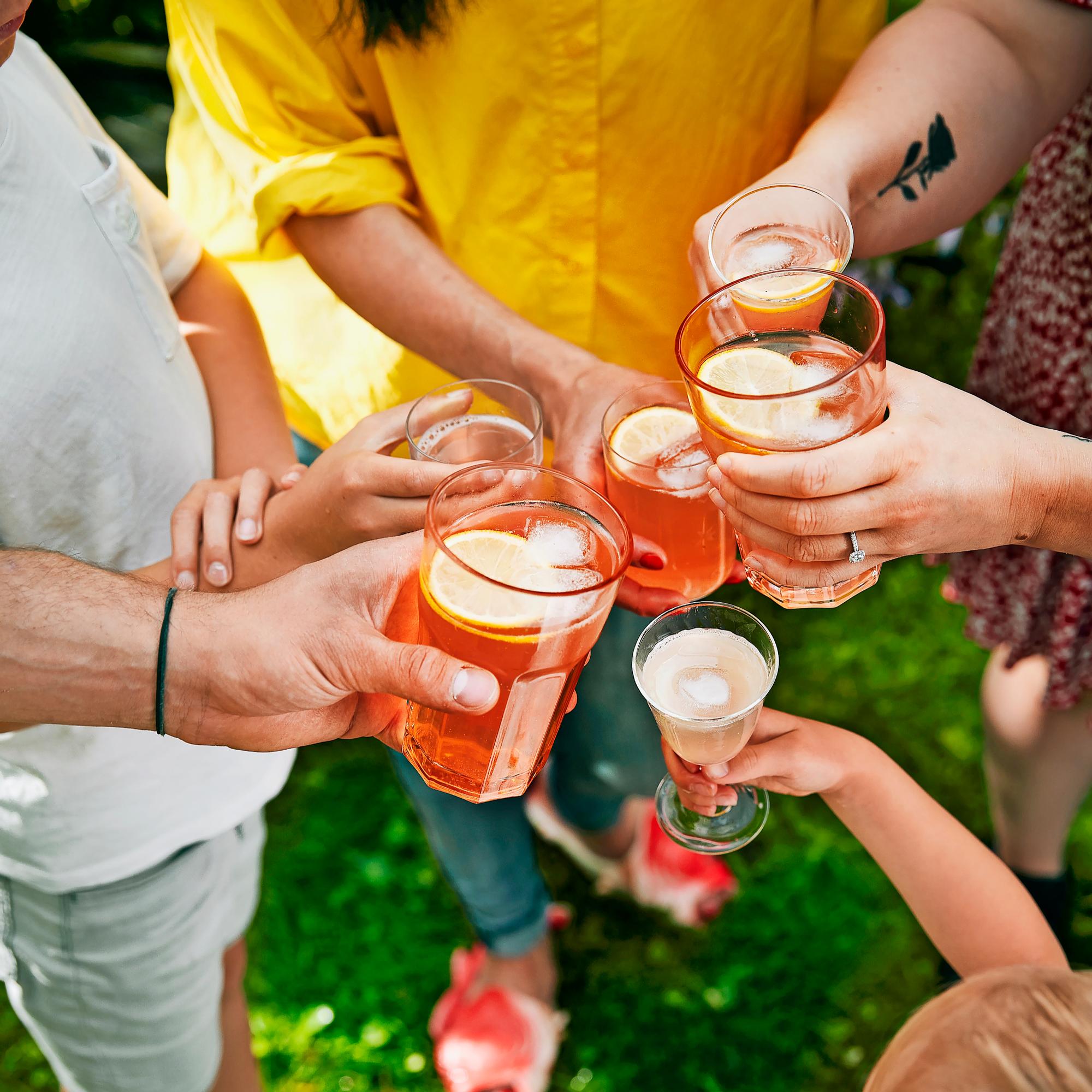 Raikas raparperi-inkivääri-spritz sammuttaa janon hellepäivänä – juhlajuoman saat lisäämällä kivennäisvettä!