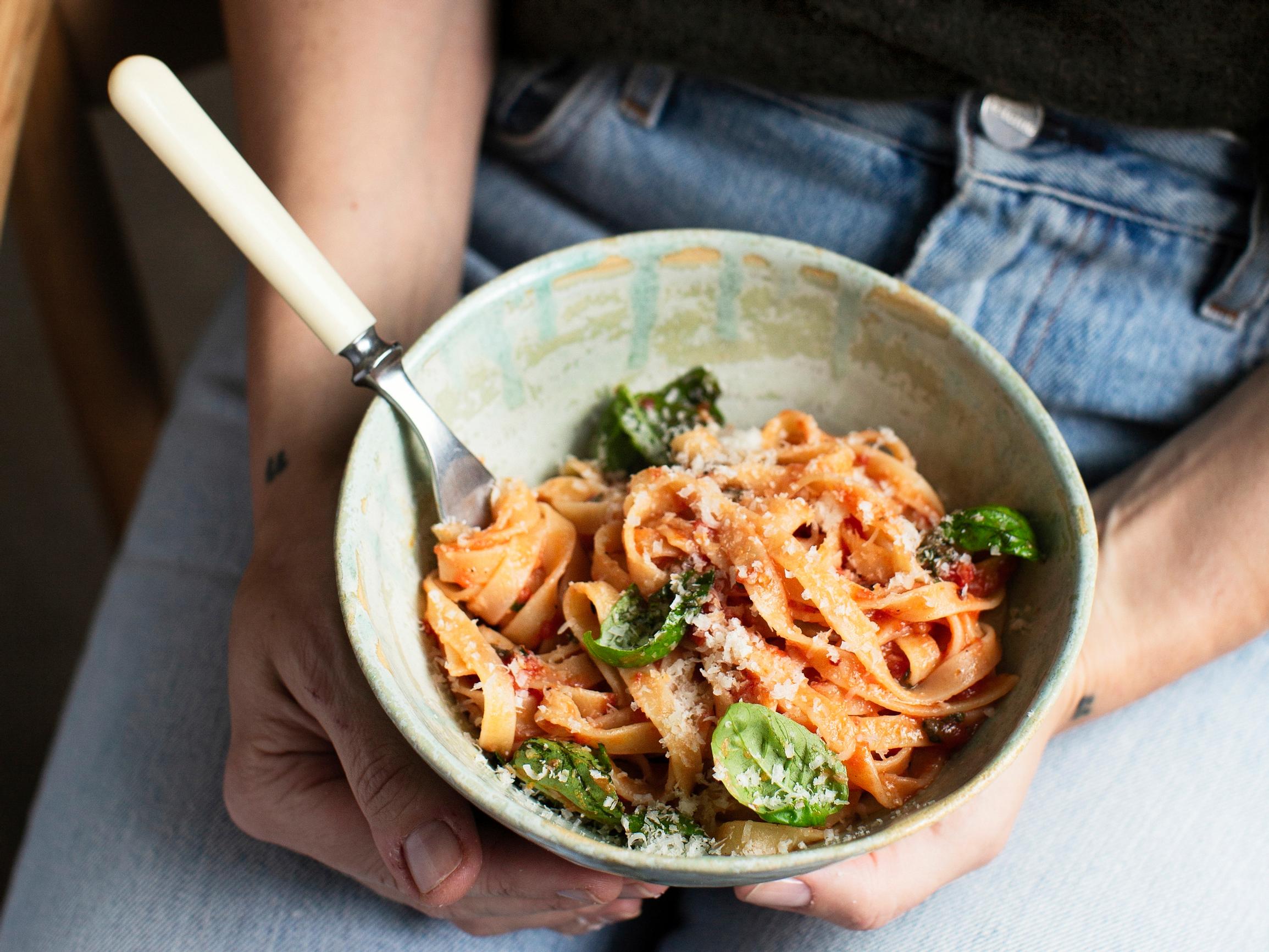 Helppoakin helpompi! Hanna Gullichsenin perheen tomaattinen arkipasta saa makunsa reippaasta määrästä valkosipulia ja oliiviöljyä
