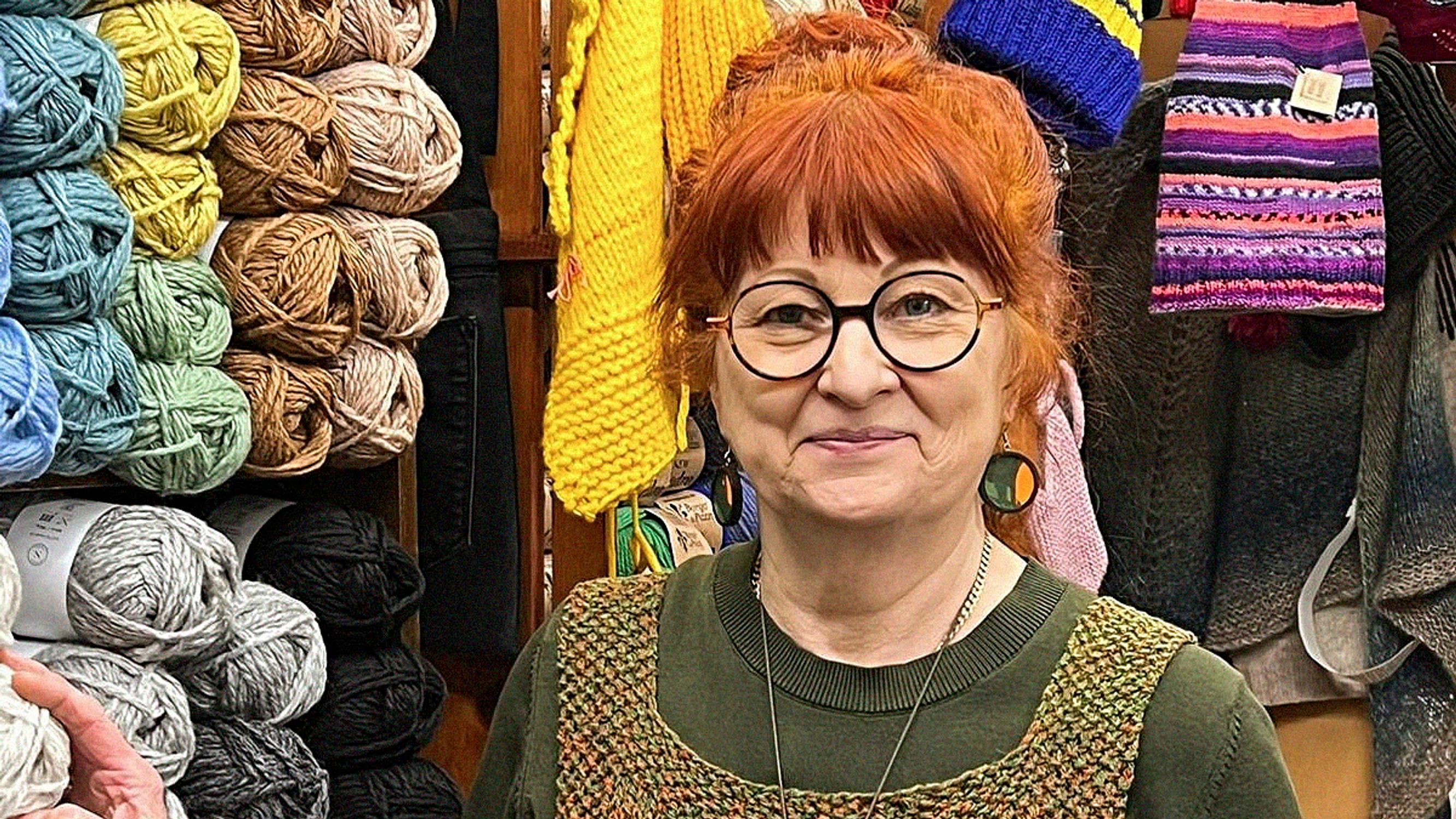 Oma lankapuoti Vanhassa Raumassa toteutti Mantin unelman – ”Meillä on täällä jo oma pieni neuleyhteisö”