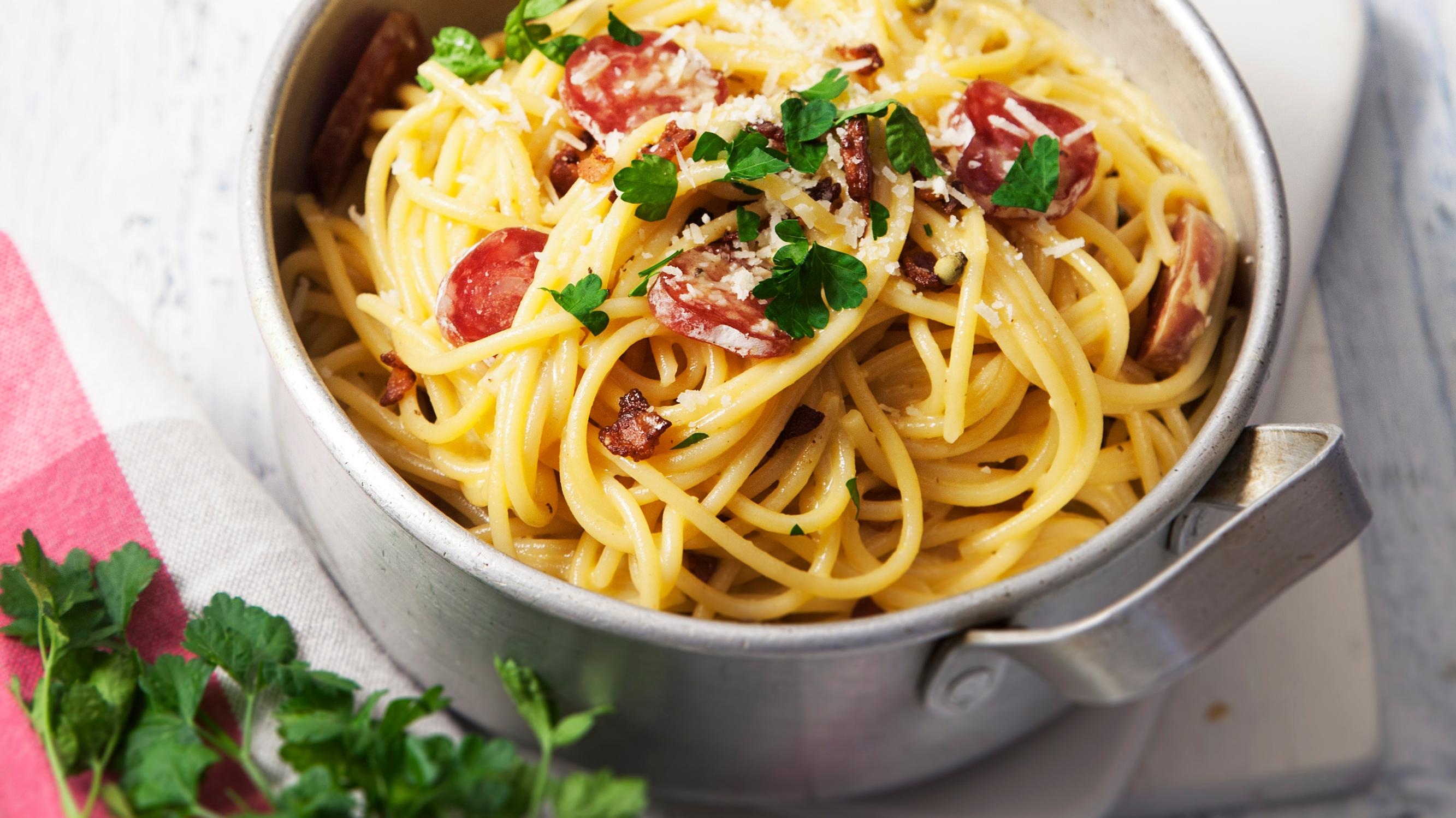 Paholaisen pasta, tulinen ja tuhti lohtuherkku! Tabascon, konjakin, pekonin ja salamin yhdistelmä ei varmasti jätä kylmäksi