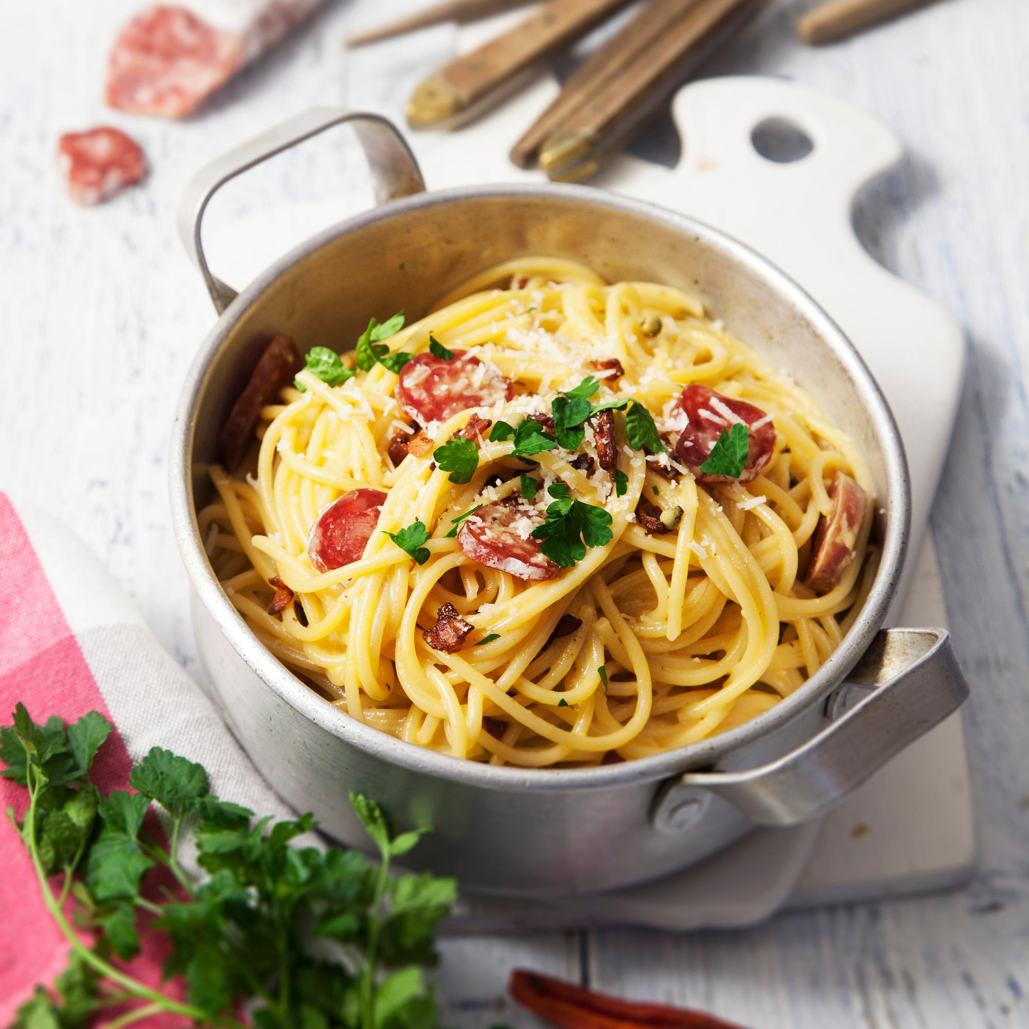 Paholaisen pasta, tulinen ja tuhti lohtuherkku! Tabascon, konjakin, pekonin ja salamin yhdistelmä ei varmasti jätä kylmäksi