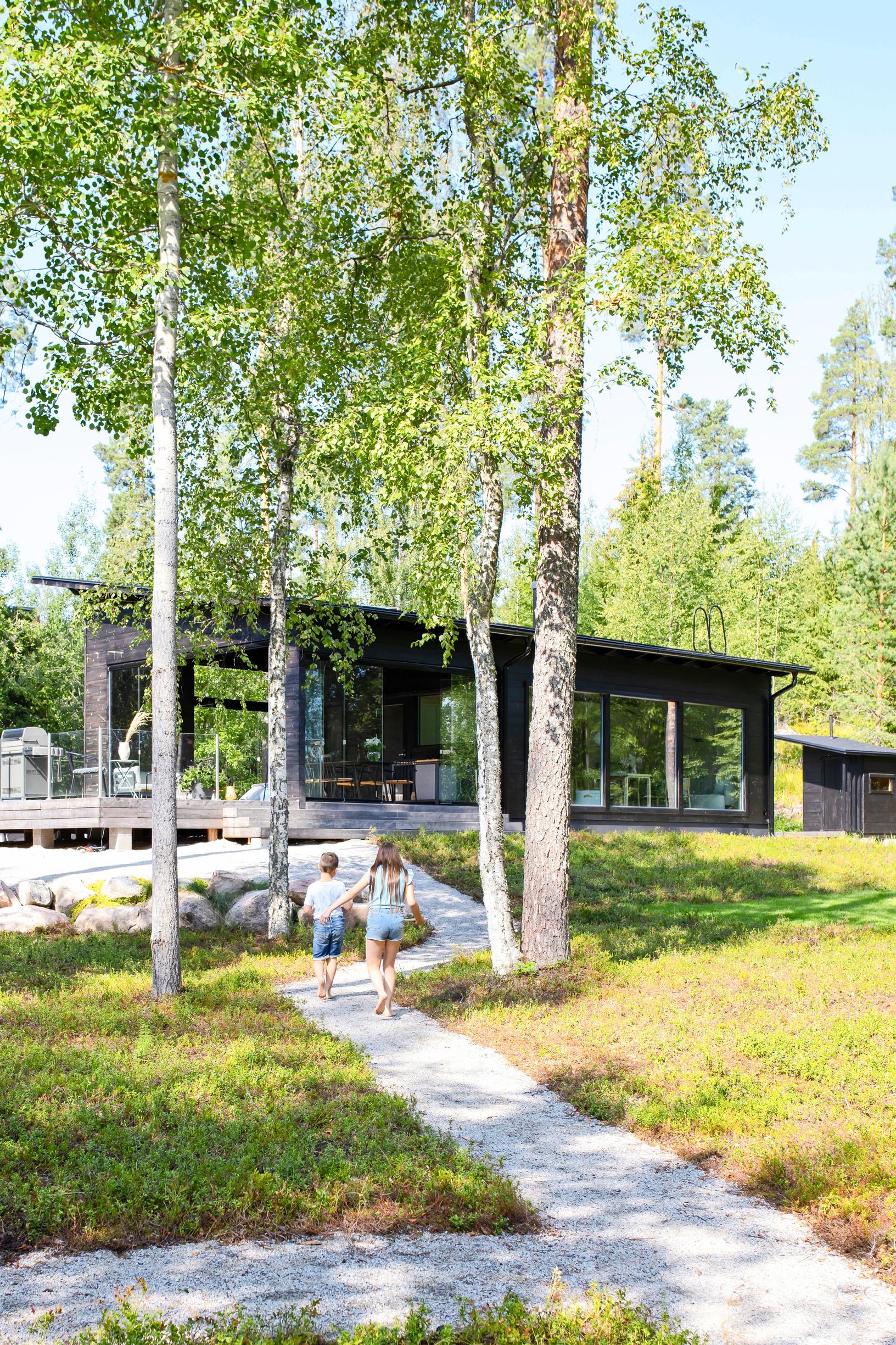 Tikkurilan Piki-sävyllä maalattu mökki