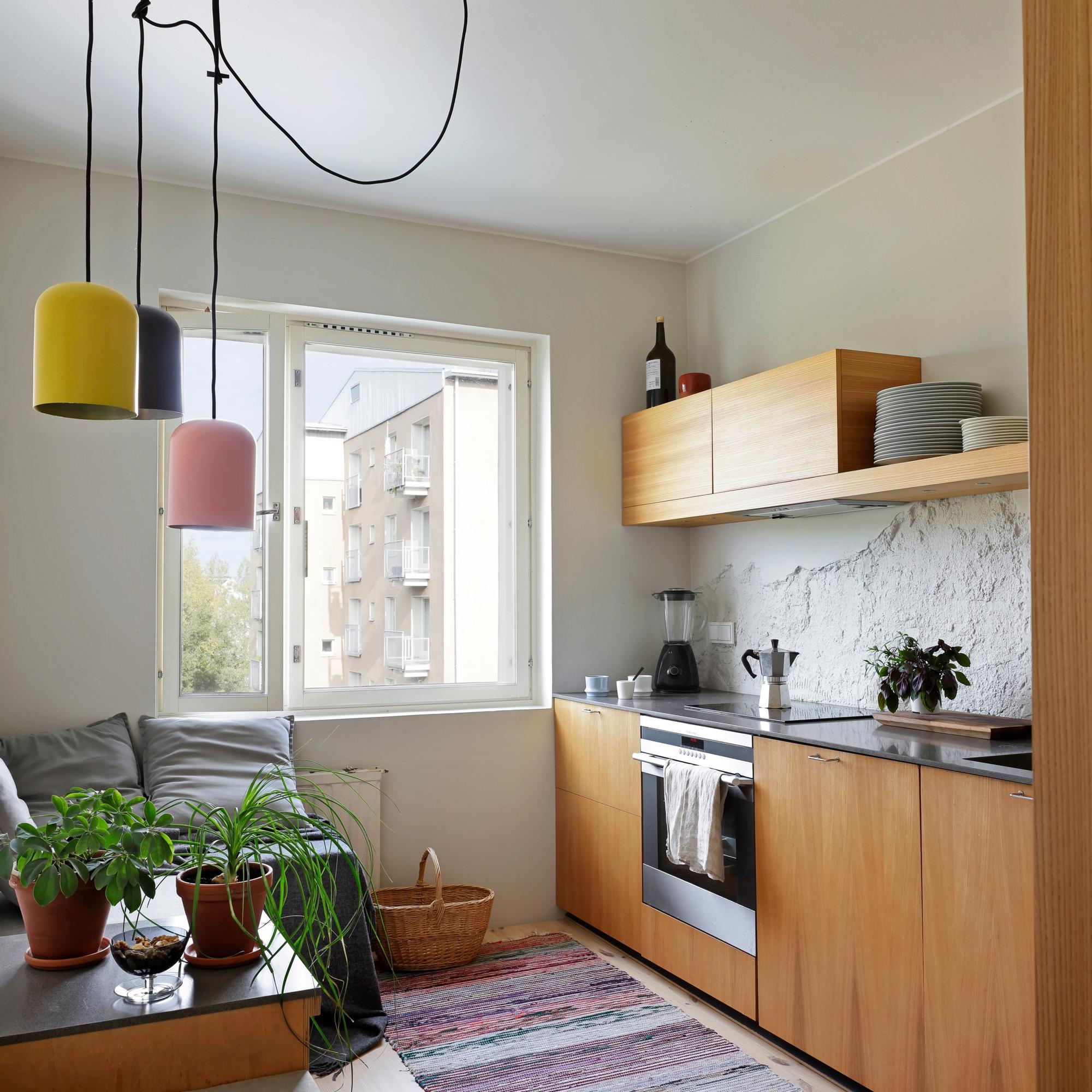 Tilaa luovuudelle! Unelmien työtila, keittiösohva vanerilaatikoista ja makkarit ilman väliovia – muotoilijaperheen kotona mitään kohtaa ei tarvitse varoa