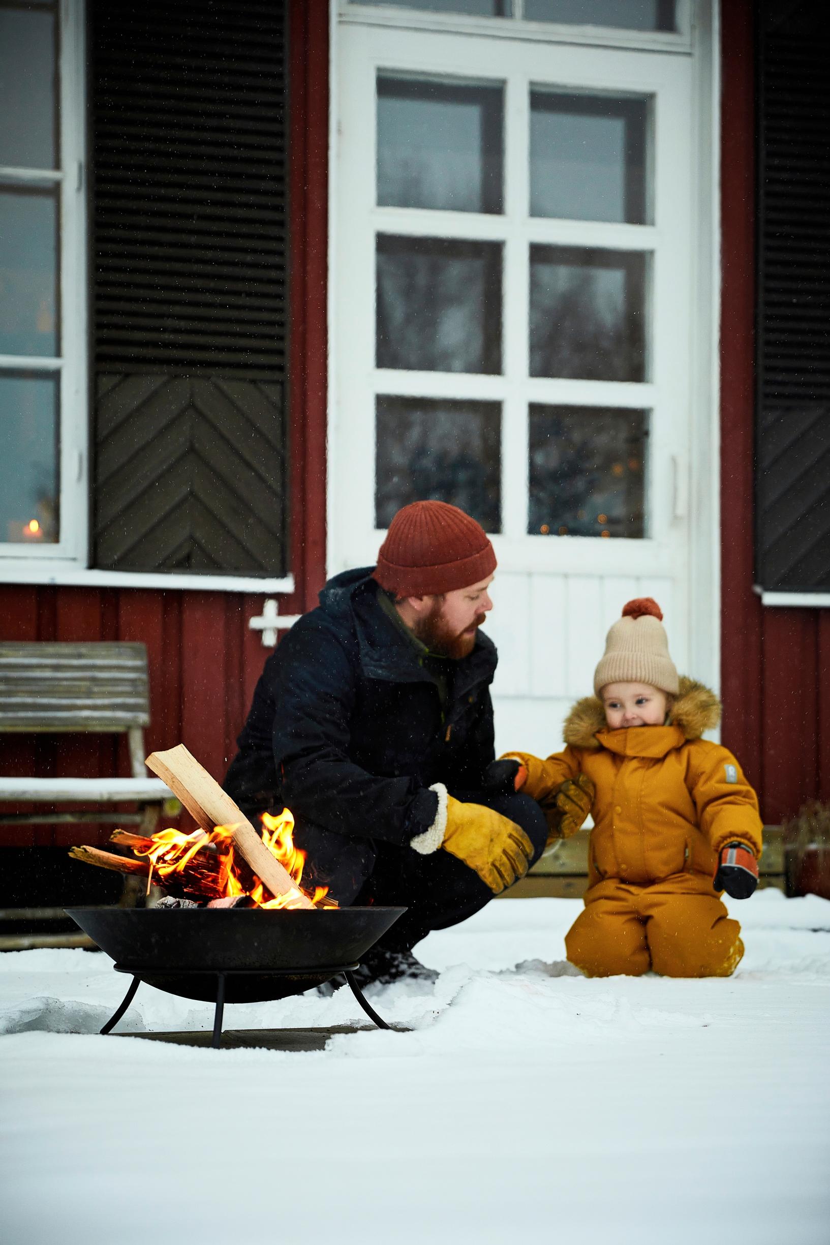 Rabbe ja Vilja nuotiopadan äärellä.
