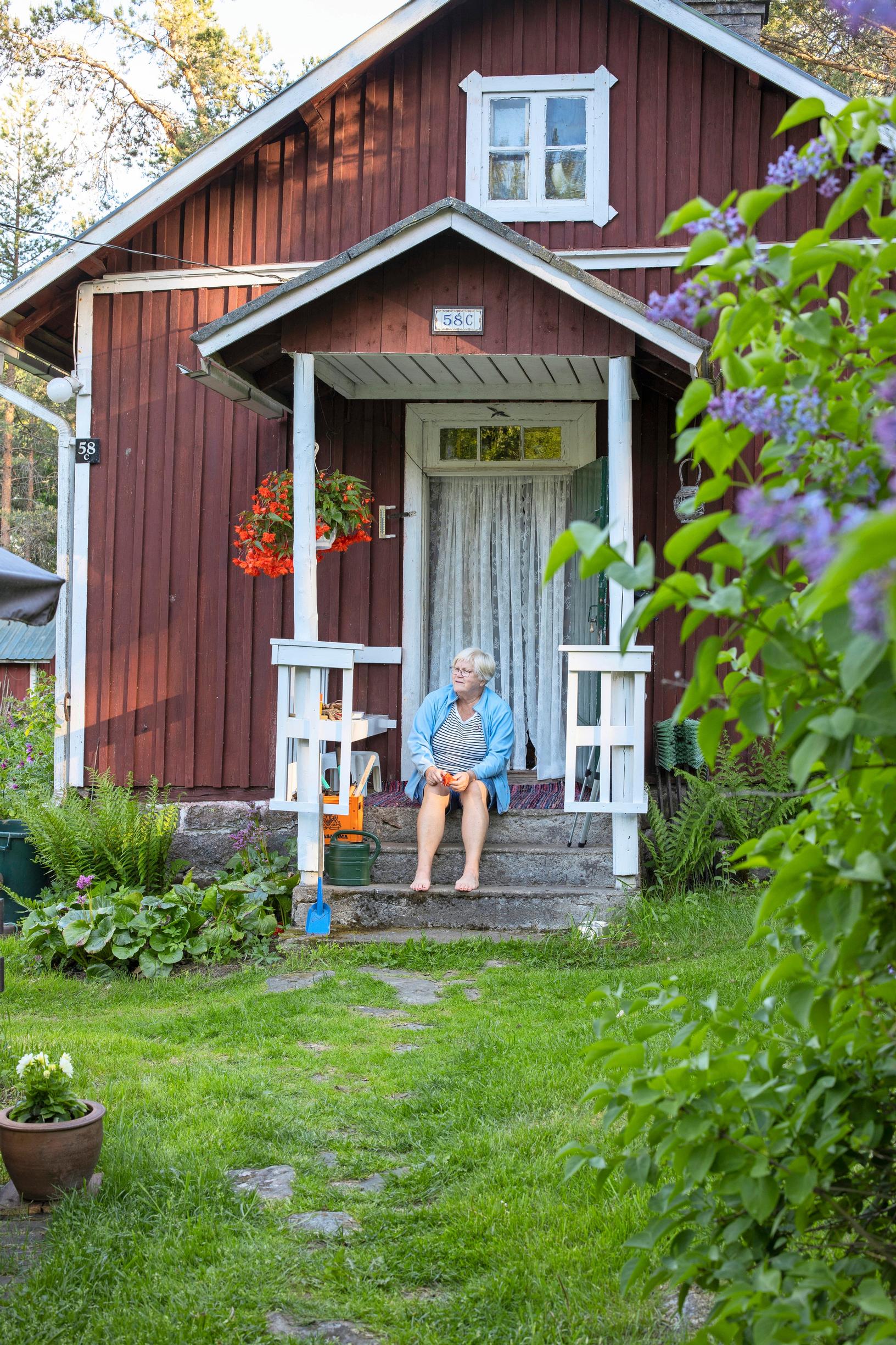 Sirkka istuu kuistin portailla