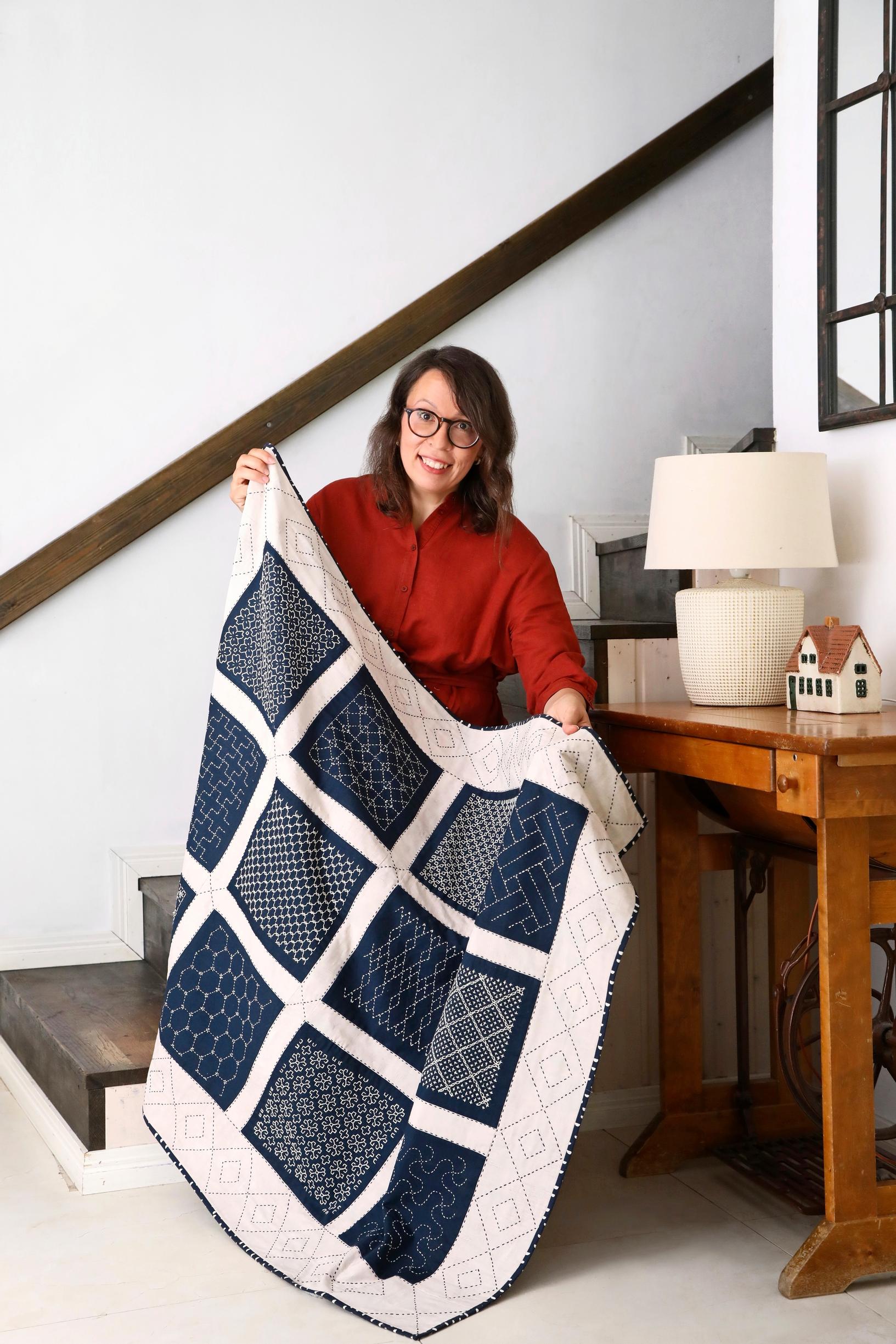 Isossa peitossa on sashiko-kirjontaa.