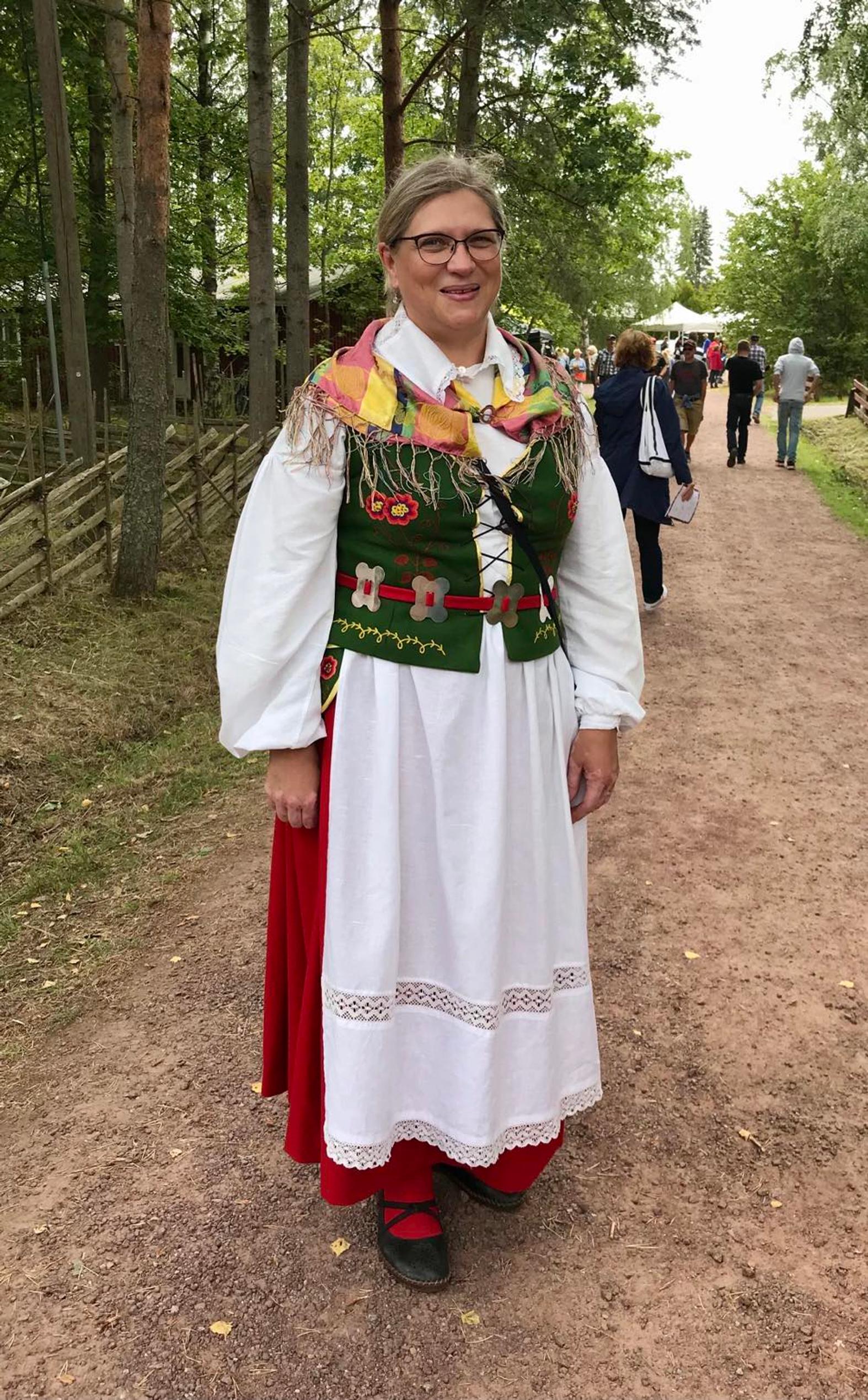Riina Mårtensson pukeutuneena Houtskarin kansallispukuun.