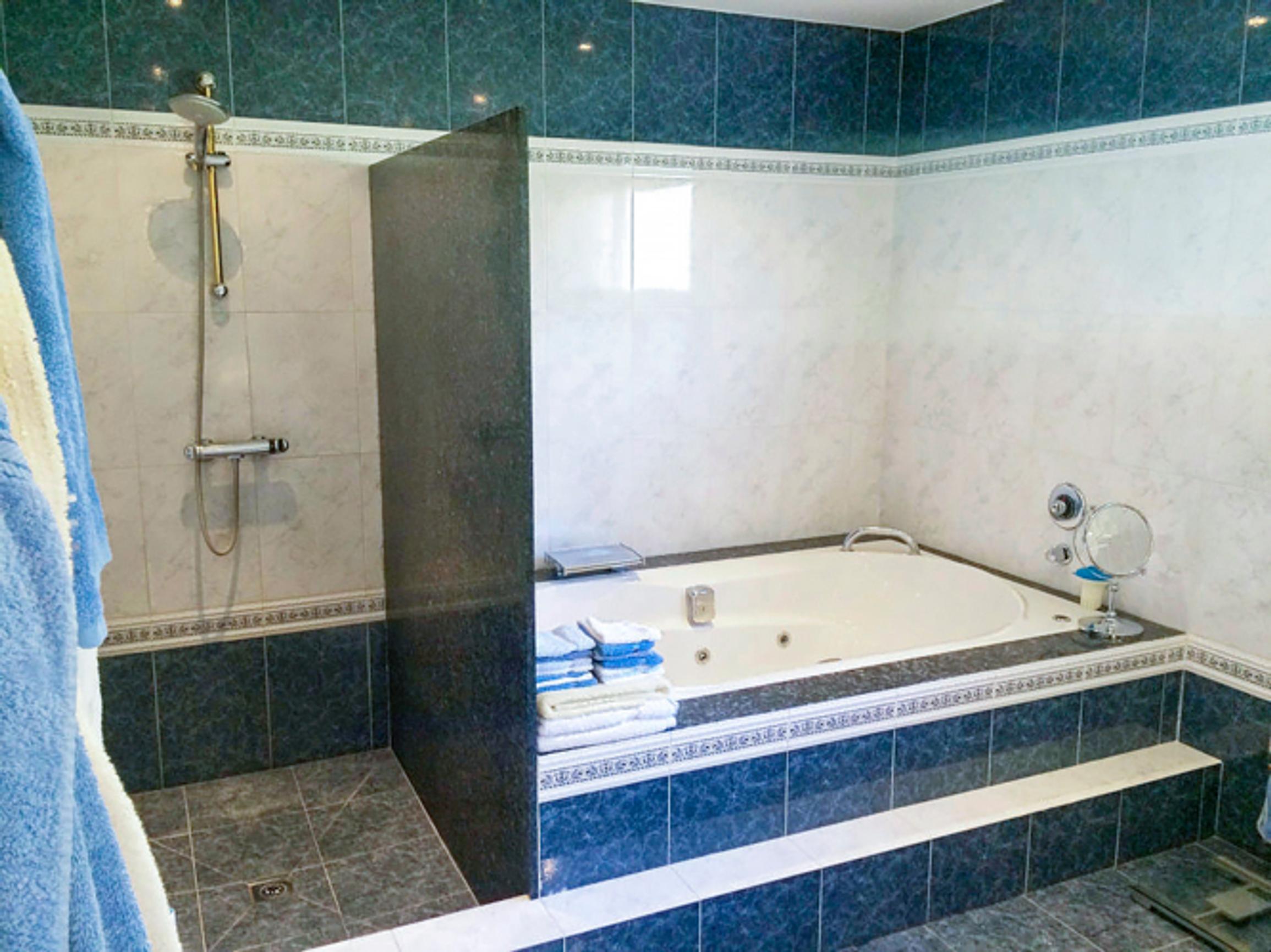 Kylpyhuone ennen remonttia