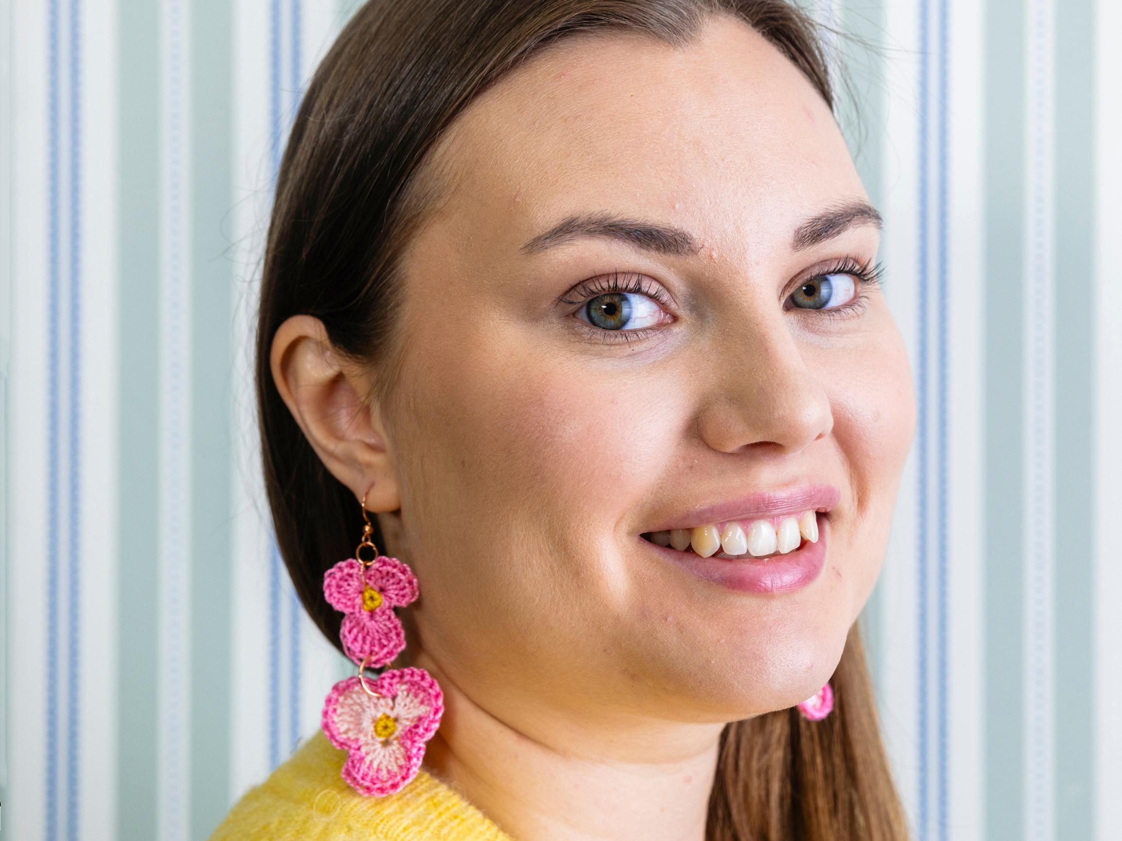 Virkatut orvokkikorvakorut – suloisimmat kukkakorvikset valmistuvat nopeasti muutamasta väristä