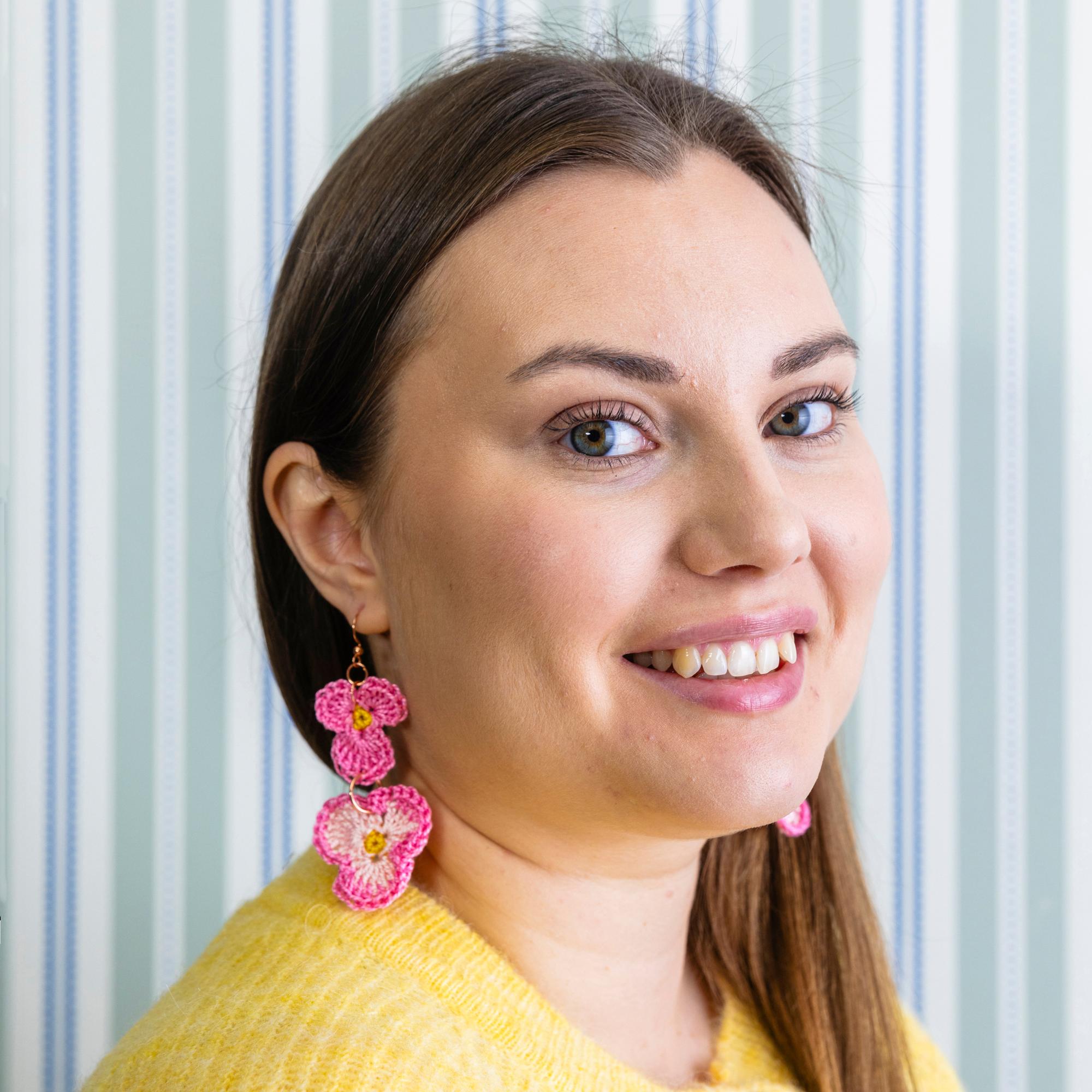 Virkatut orvokkikorvakorut – suloisimmat kukkakorvikset valmistuvat nopeasti muutamasta väristä