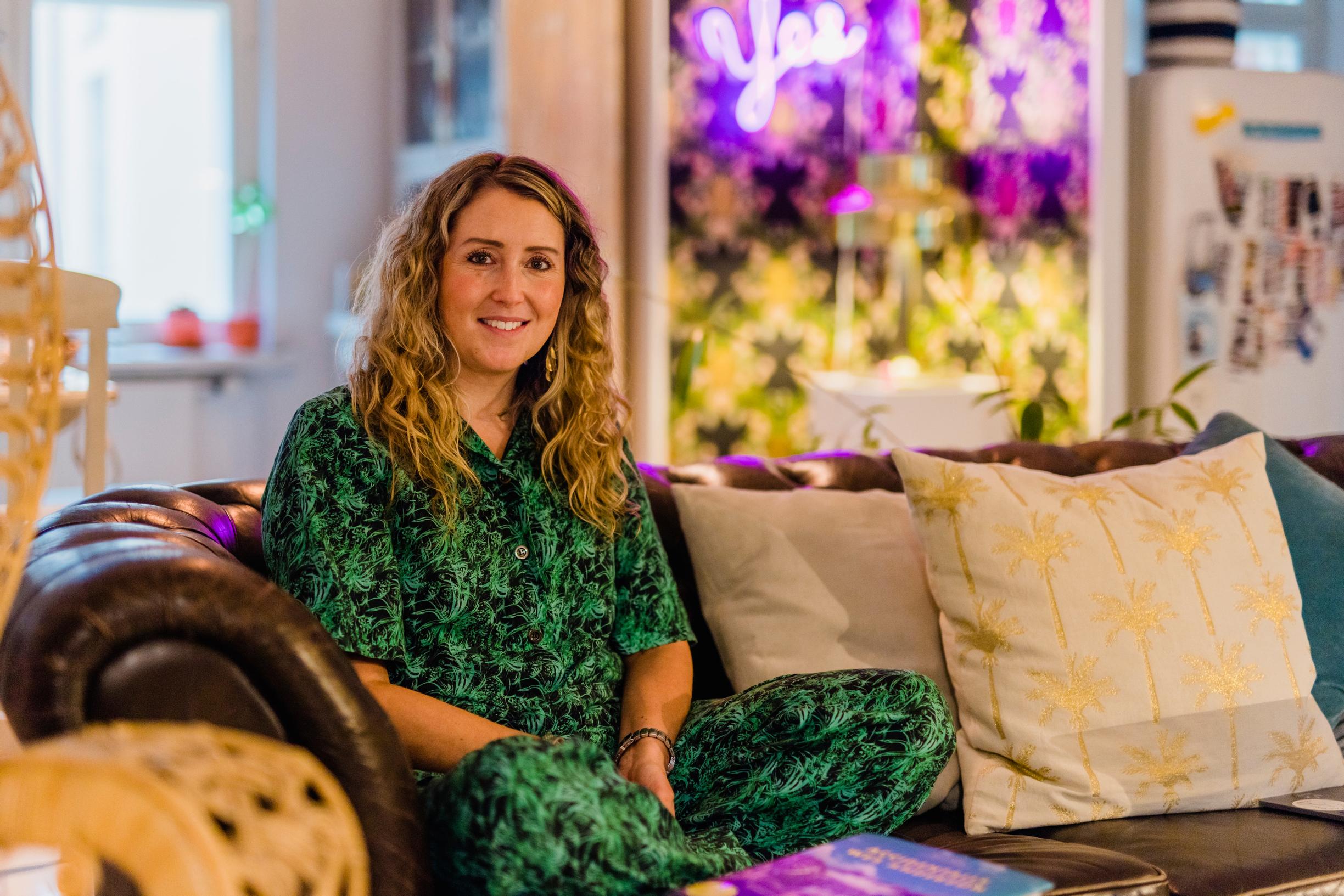 Sisse istuu sohvalla