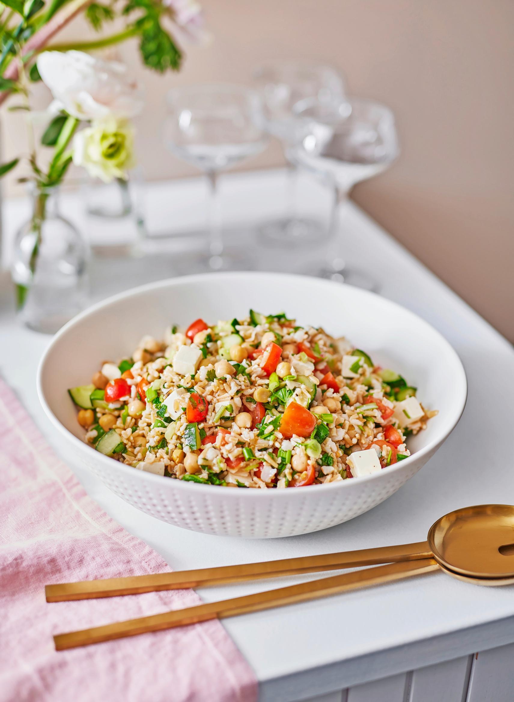 Kauratabbouleh-salaatti – ruokaisa gluteeniton salaatti valmistuu kaurasuurimoista ja maistuu koko porukalle