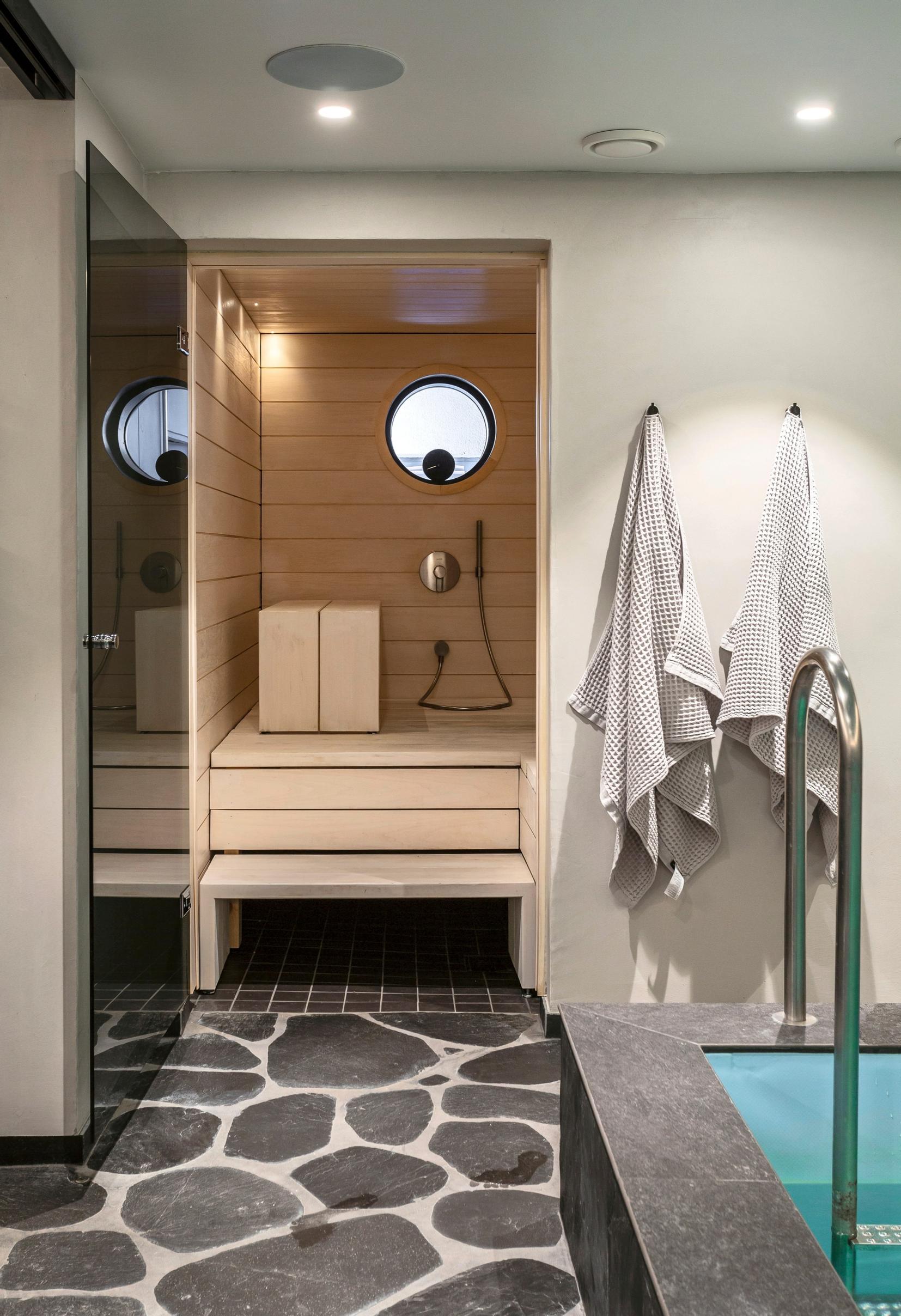 Sauna uima-altaan vieressä