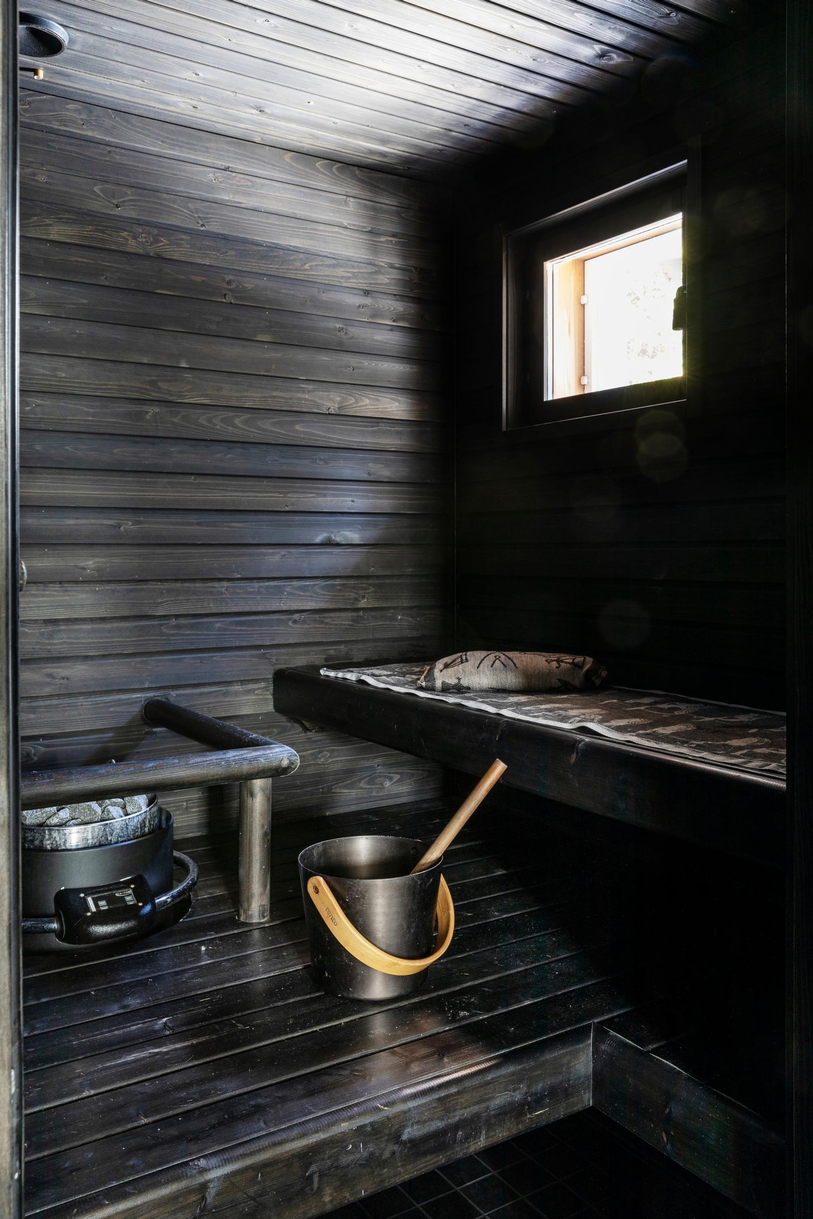 Mustaksi sävytetty sauna