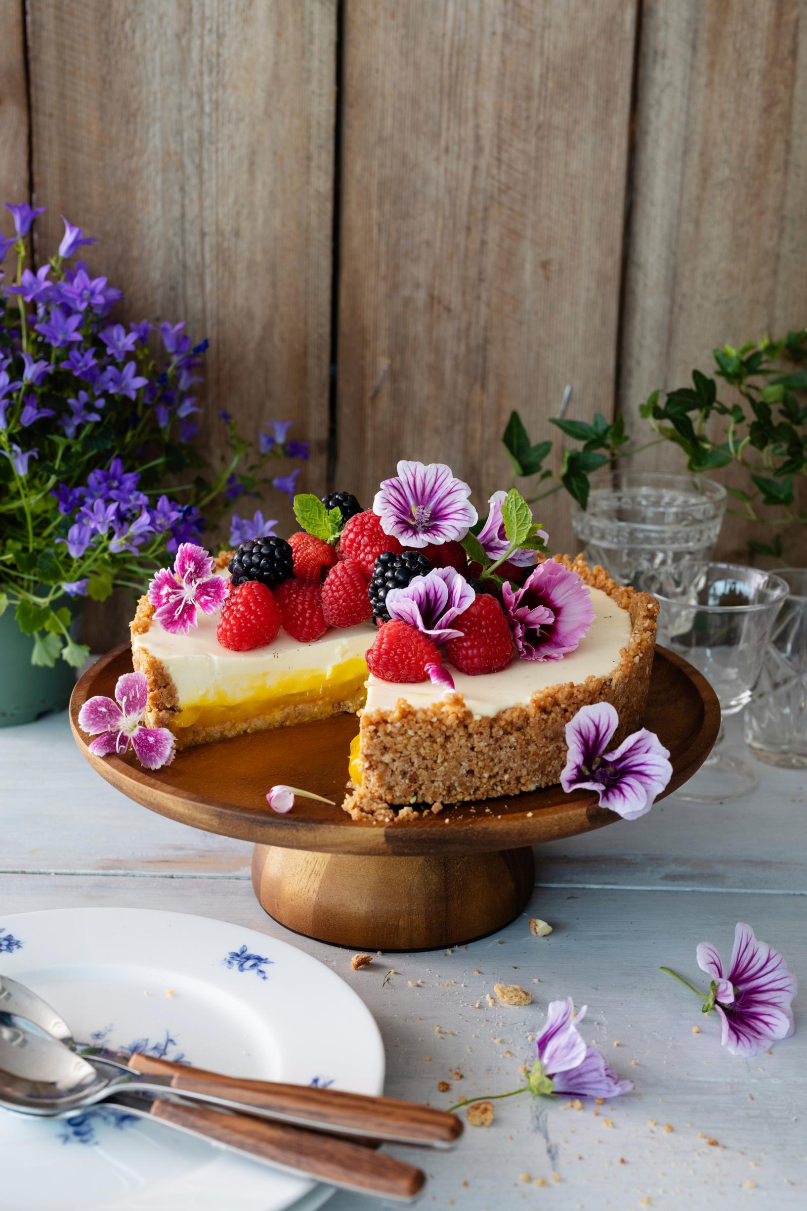Kukin ja marjoin koristeltu mangoinen pannacottapiirakka