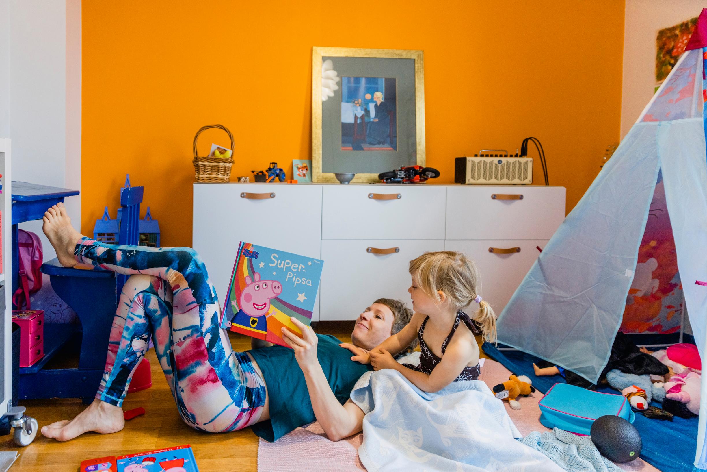 Äiti ja tytär lukevat kirjaa