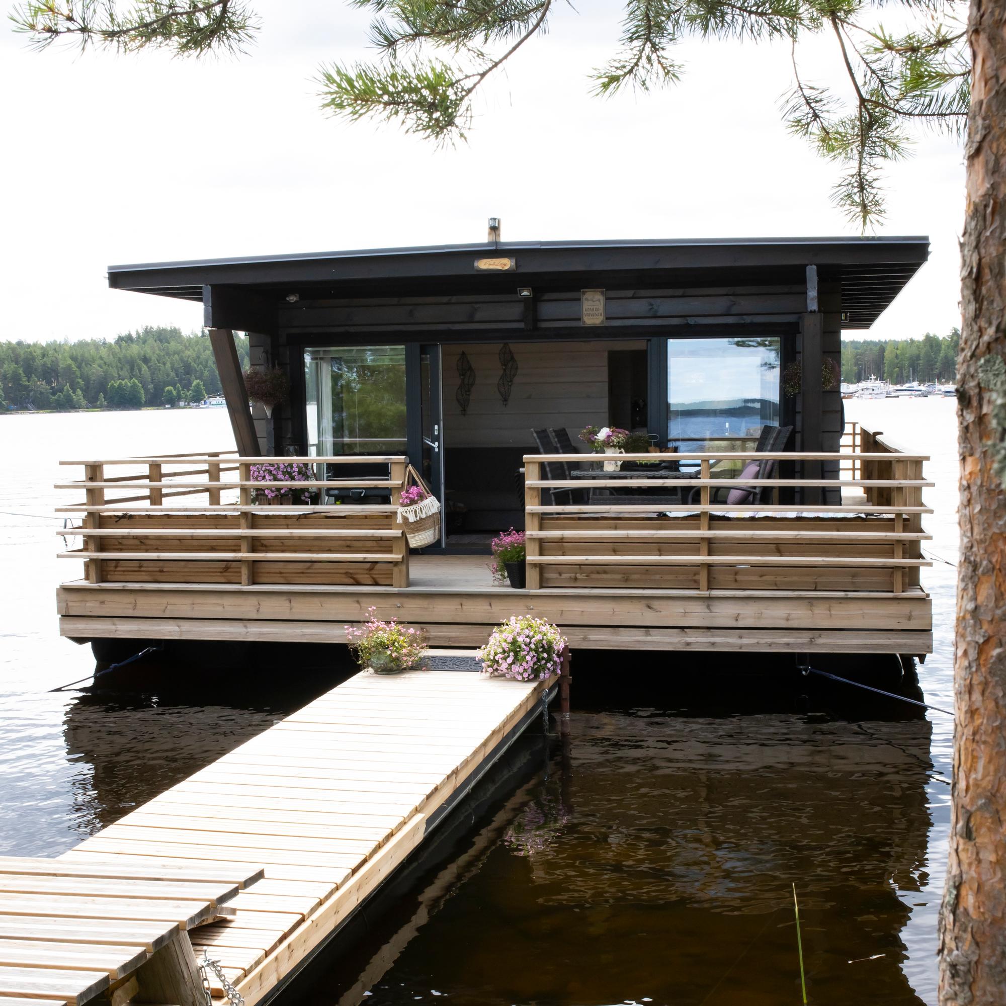 Saunalautta – onko kyseessä rakennus vai vene? Lue vinkit kelluvan saunan rakentamiseen ja tarvittaviin lupiin