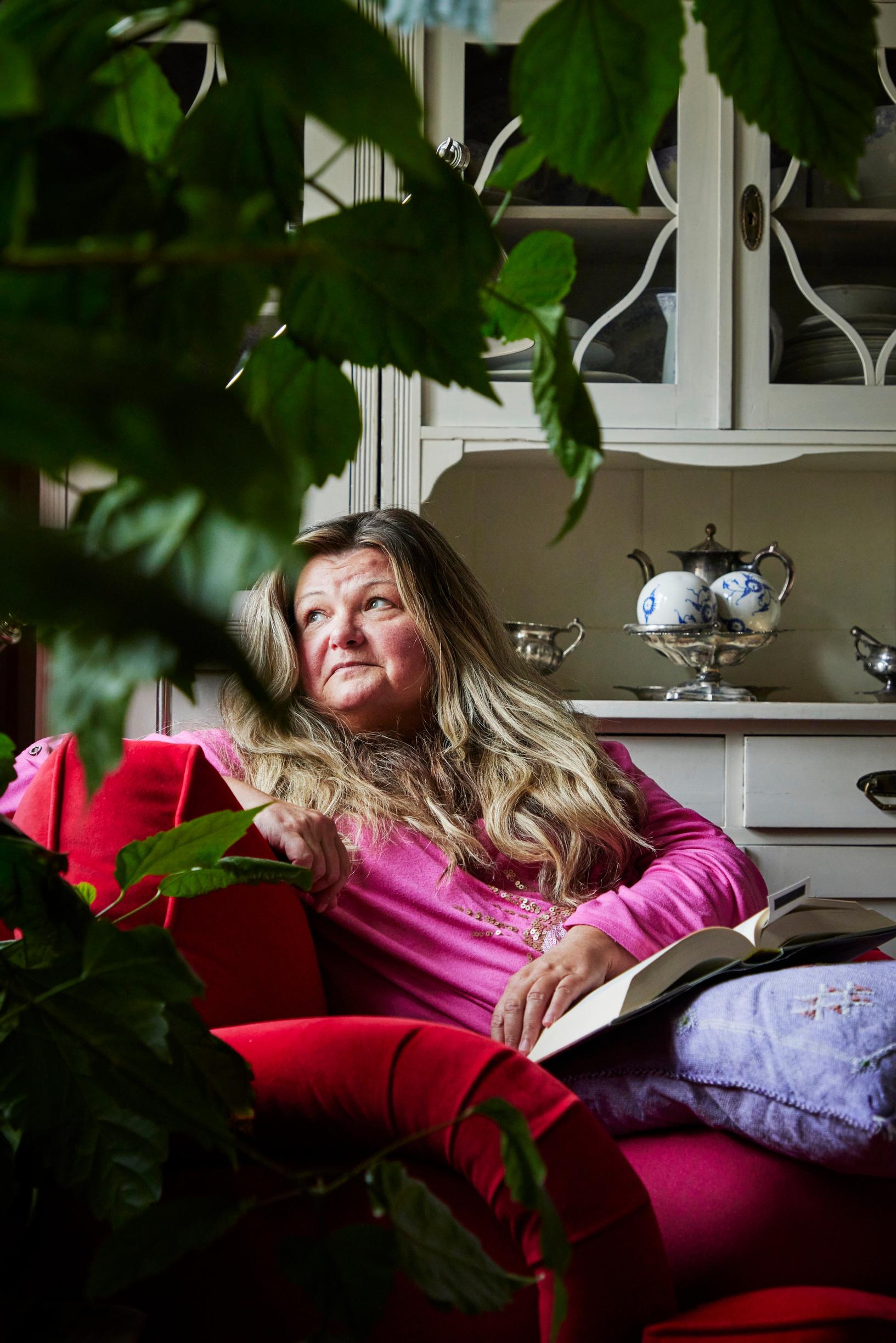 Kristiina Brunila istuu punaisessa nojatuolissa