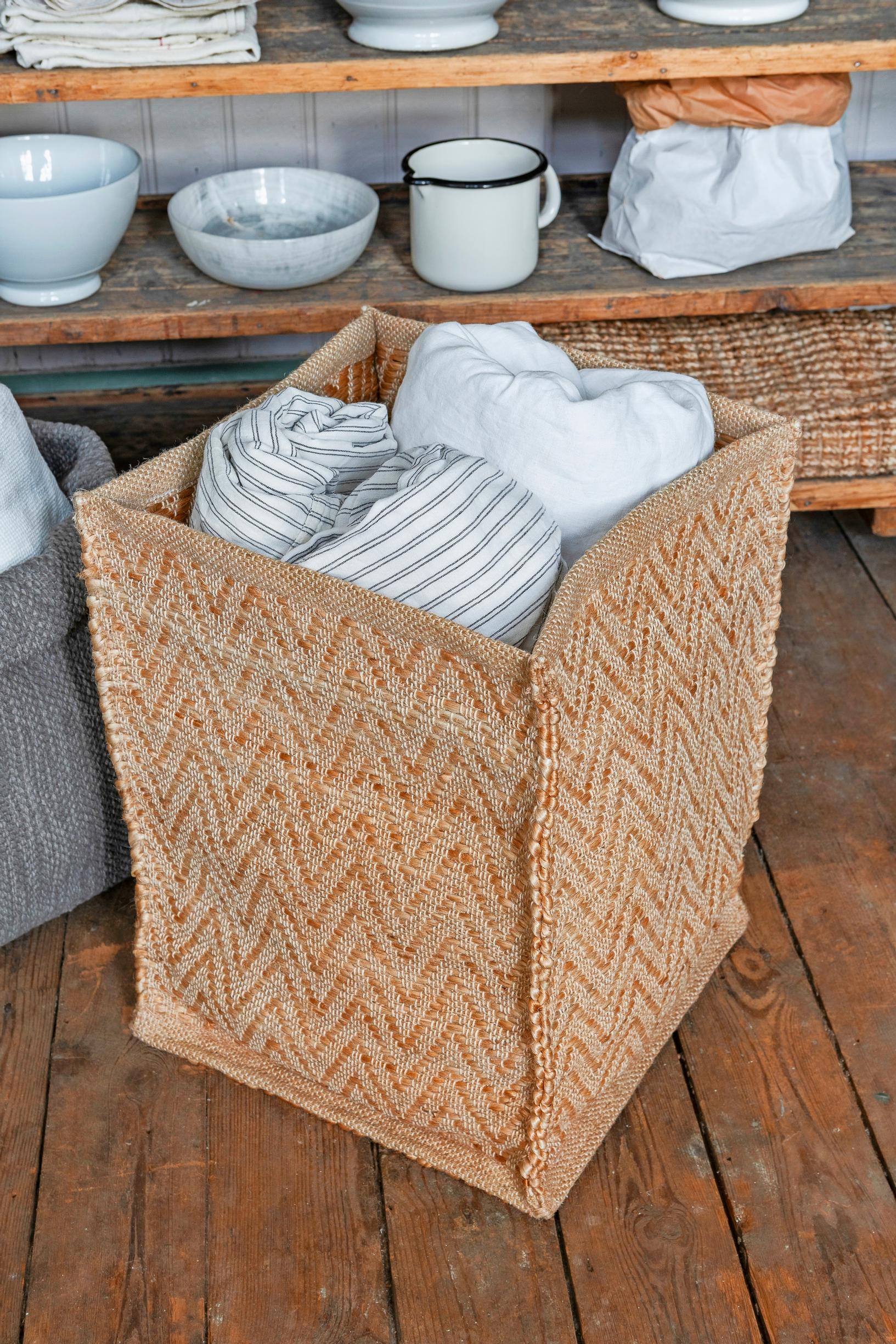 Pöytätableteista tehty lattiakori