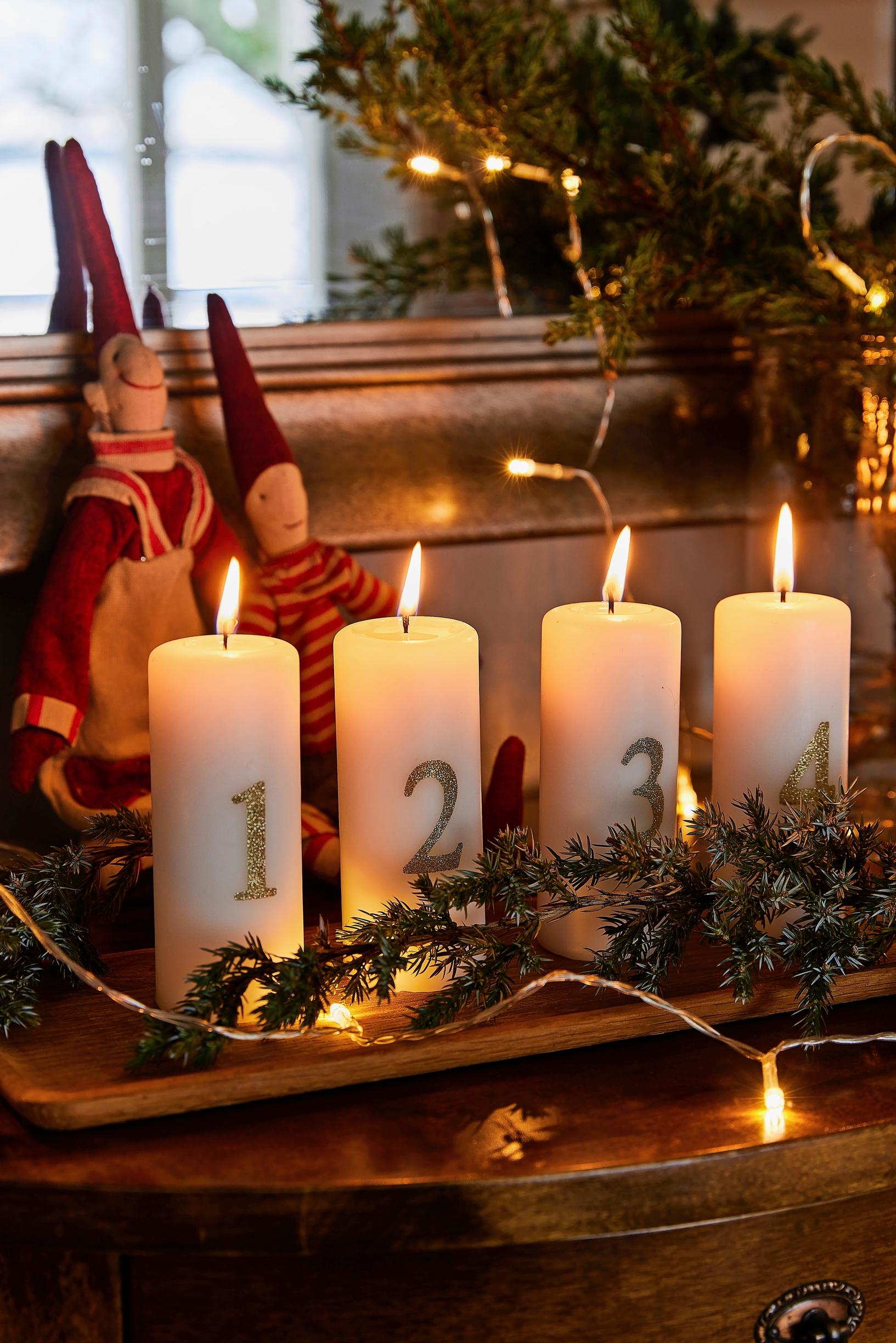 Adventtikynttilät ja tonttu tasolla