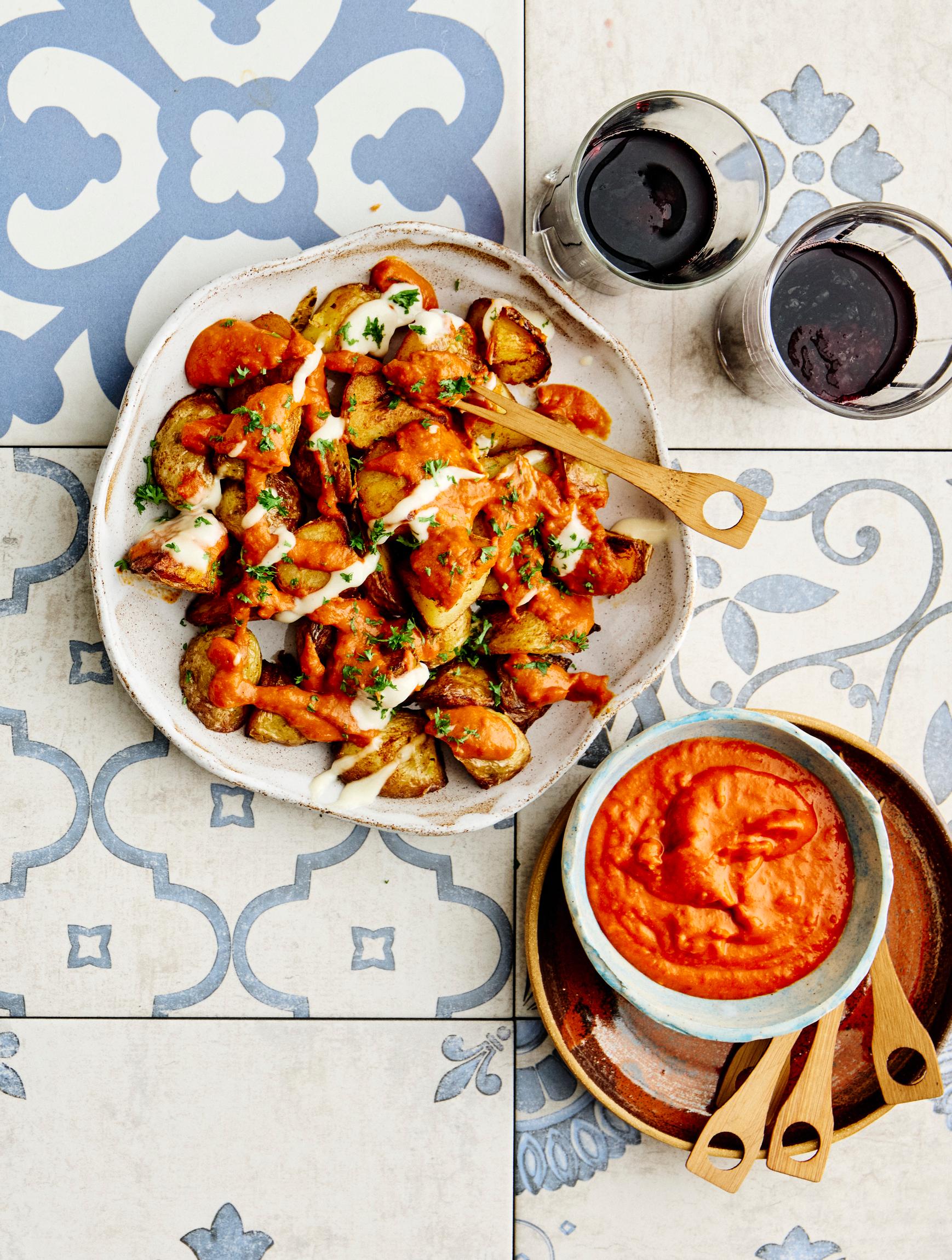 Patatas bravas – täydellisen rapeat espanjalaiset perunat ovat hyvästä syystä klassikkotapas