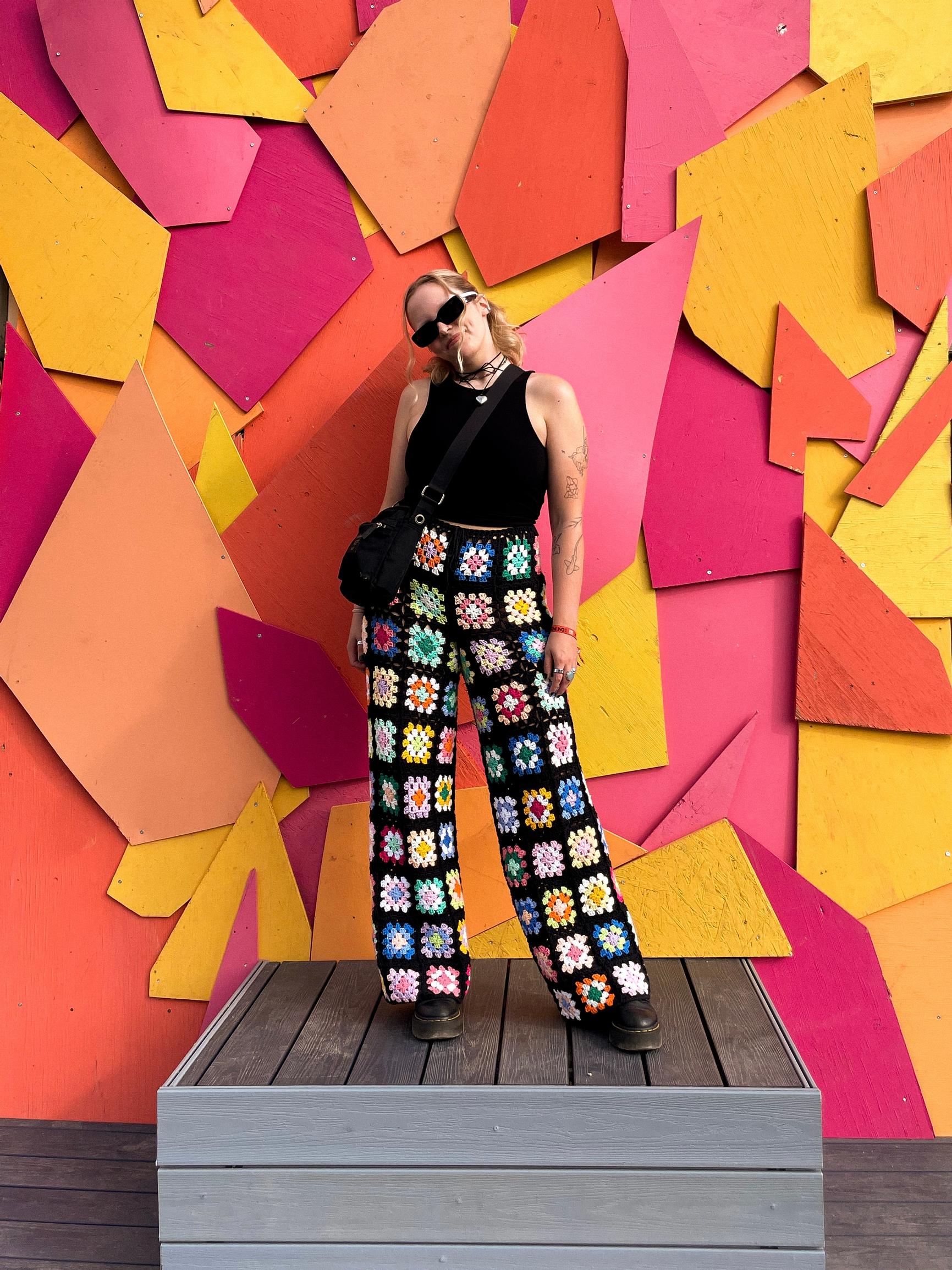 Isoäidinneliöistä virkatut housut.