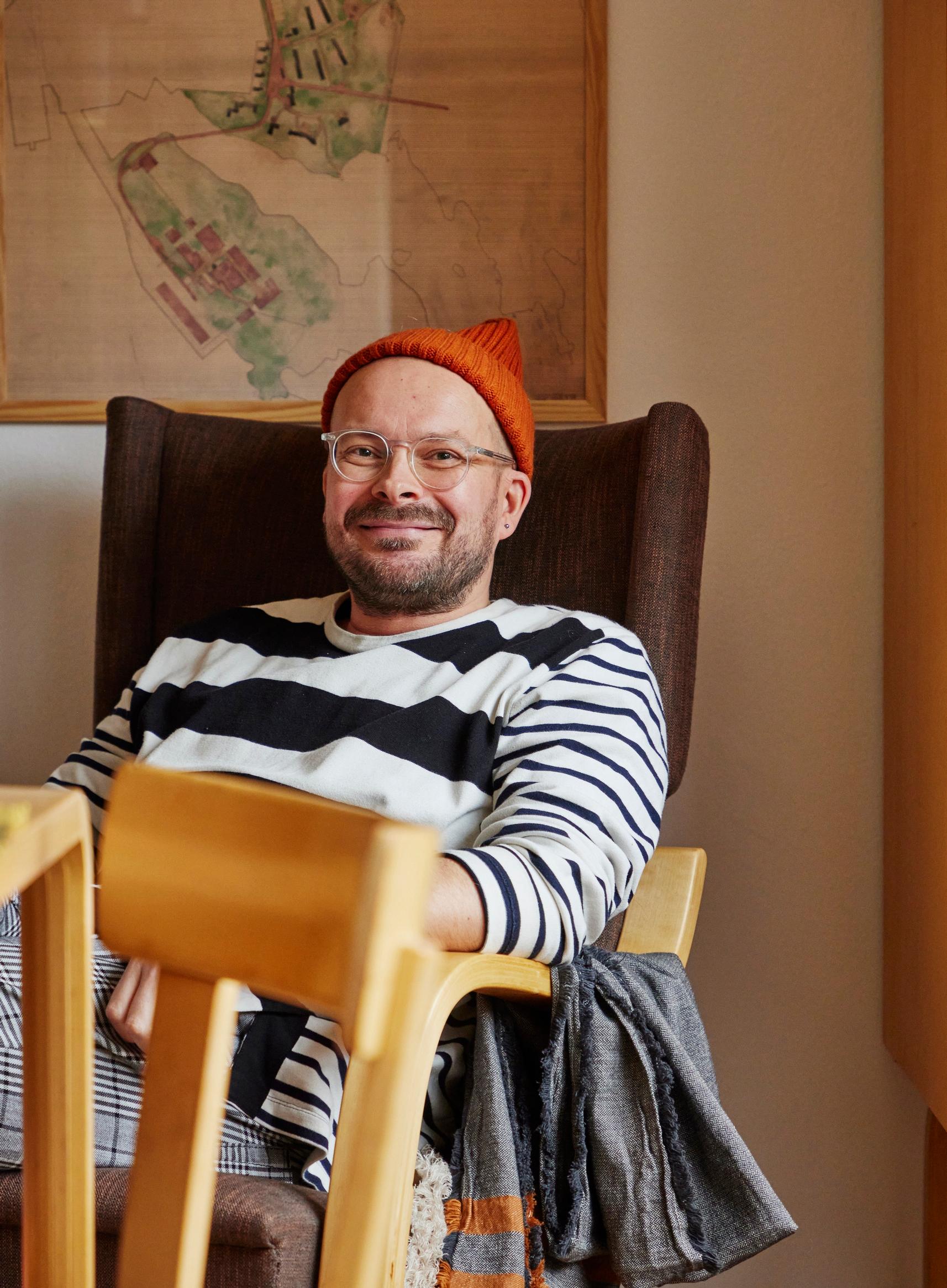 Jani Kylmänen istuu tuolissa