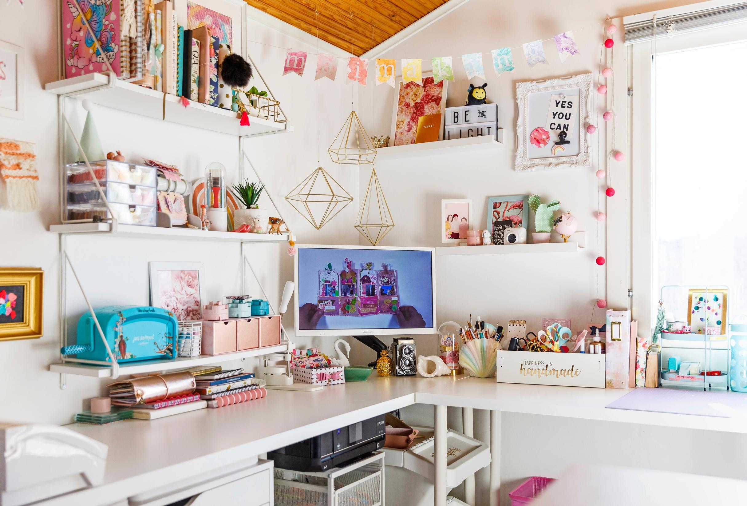 askartelutarvikkeita järjestyksessä pöydällä