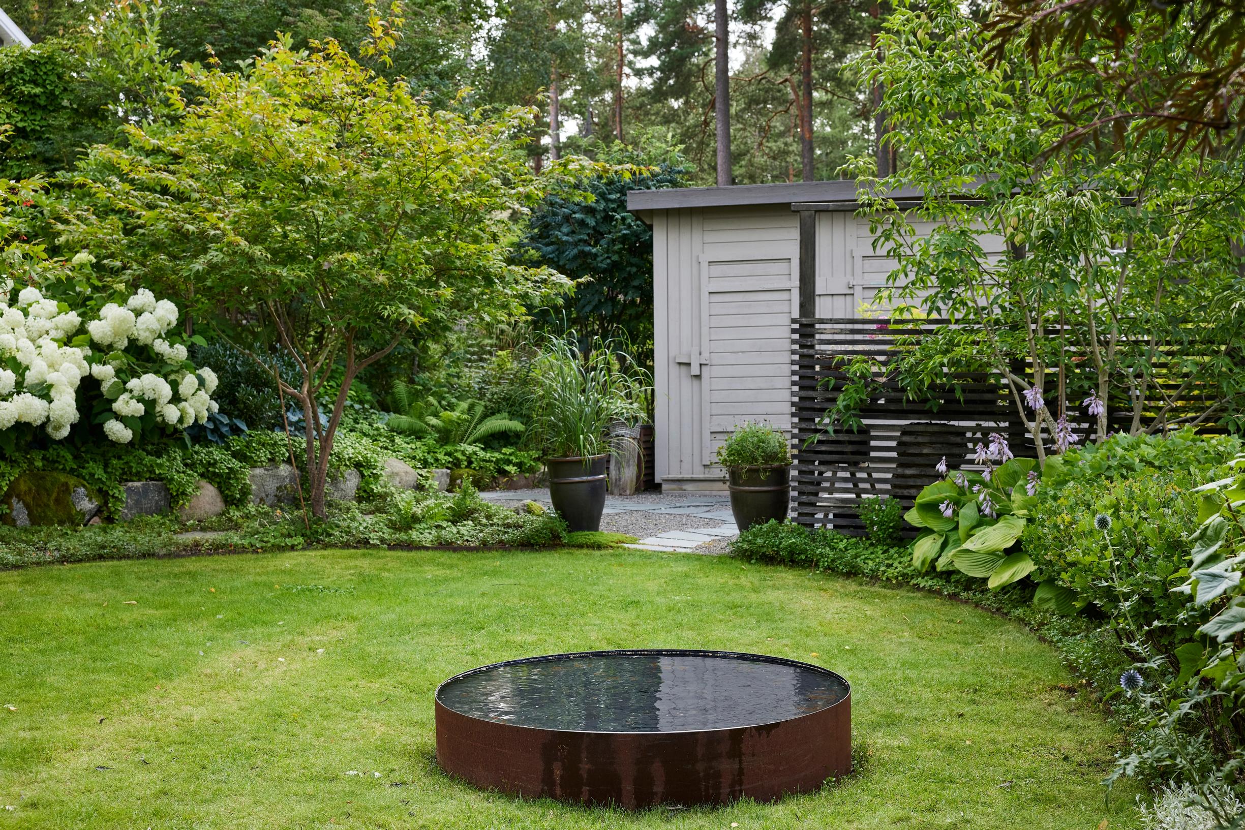 Moosegarden: puutarhan vesiaihe likakaivon päällä