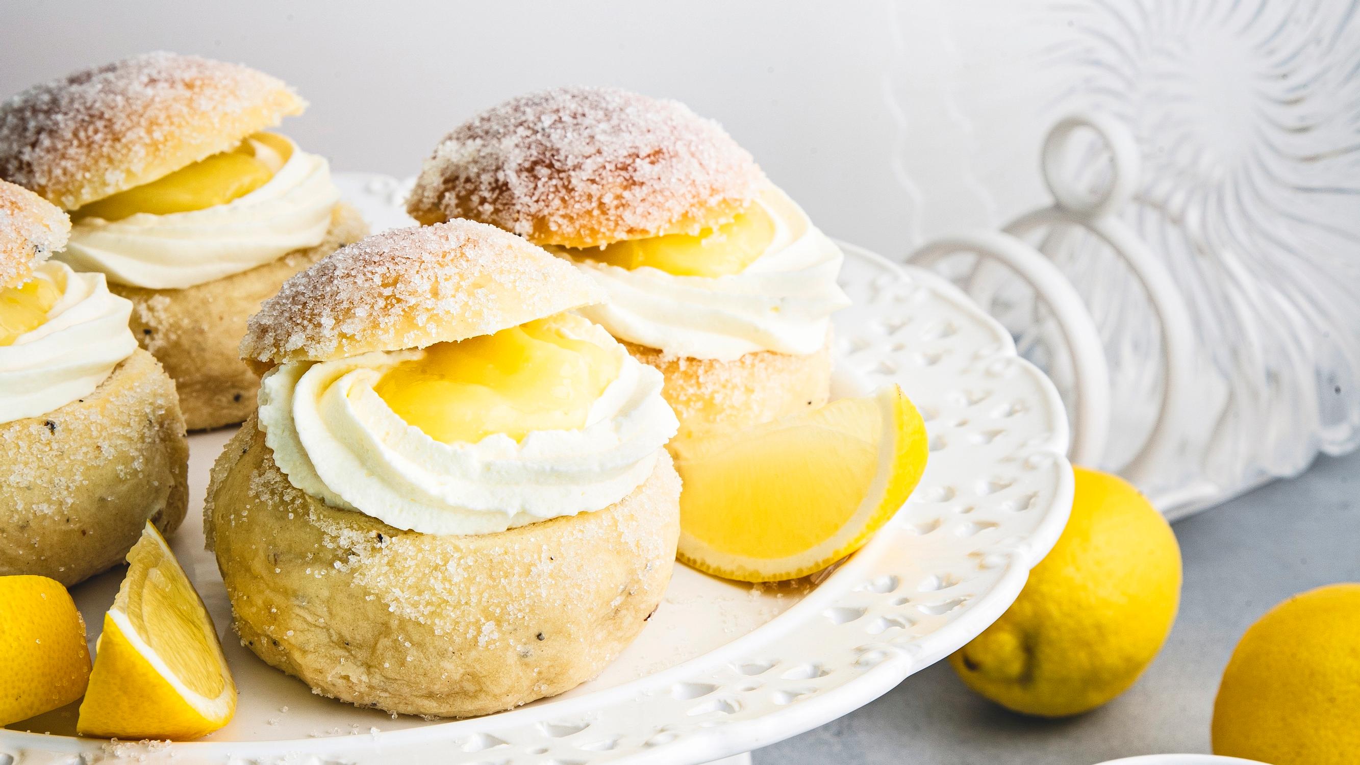 Sitruunalaskiaispullat – suloisen sitruunaiset herkkupullat täytetään lemon curdilla ja kunnon kermapilvellä