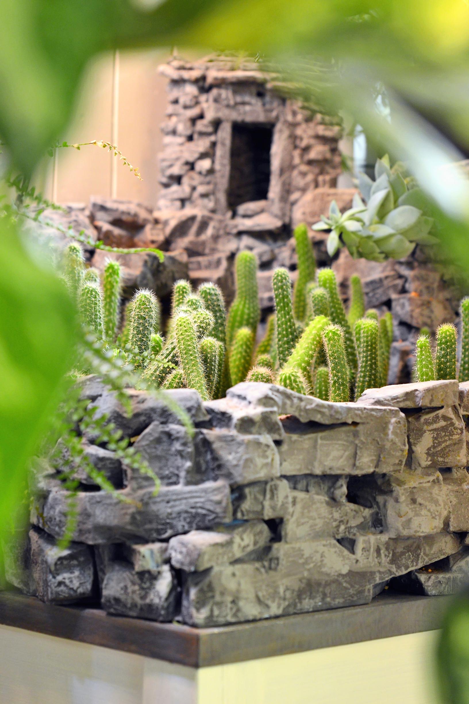 Päivi on rakentanut kaktuslinnakkeen polyuretaanilevyn paloista.