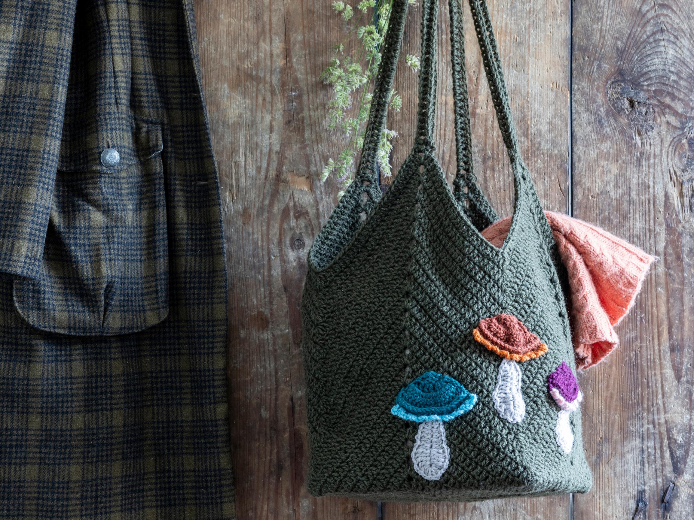 Sienimetsä aina matkassa! Tilava olkalaukku virkataan neliön muotoon ja koristellaan suloisilla sienikuvioilla – nappaa ohje syksyn suosikkikassiin